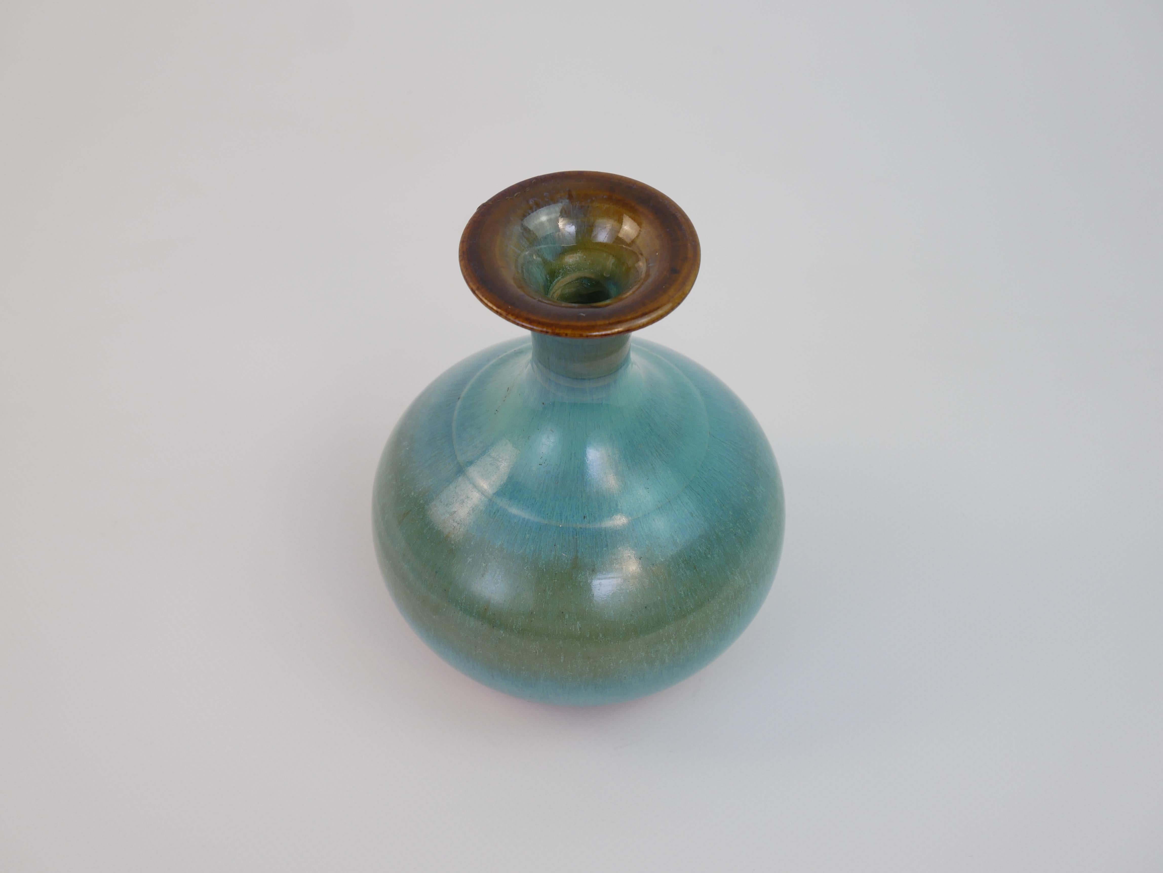 Ravissant vase en céramique émaillée bleue attribué à Guy-Roland Marcy en vente 2