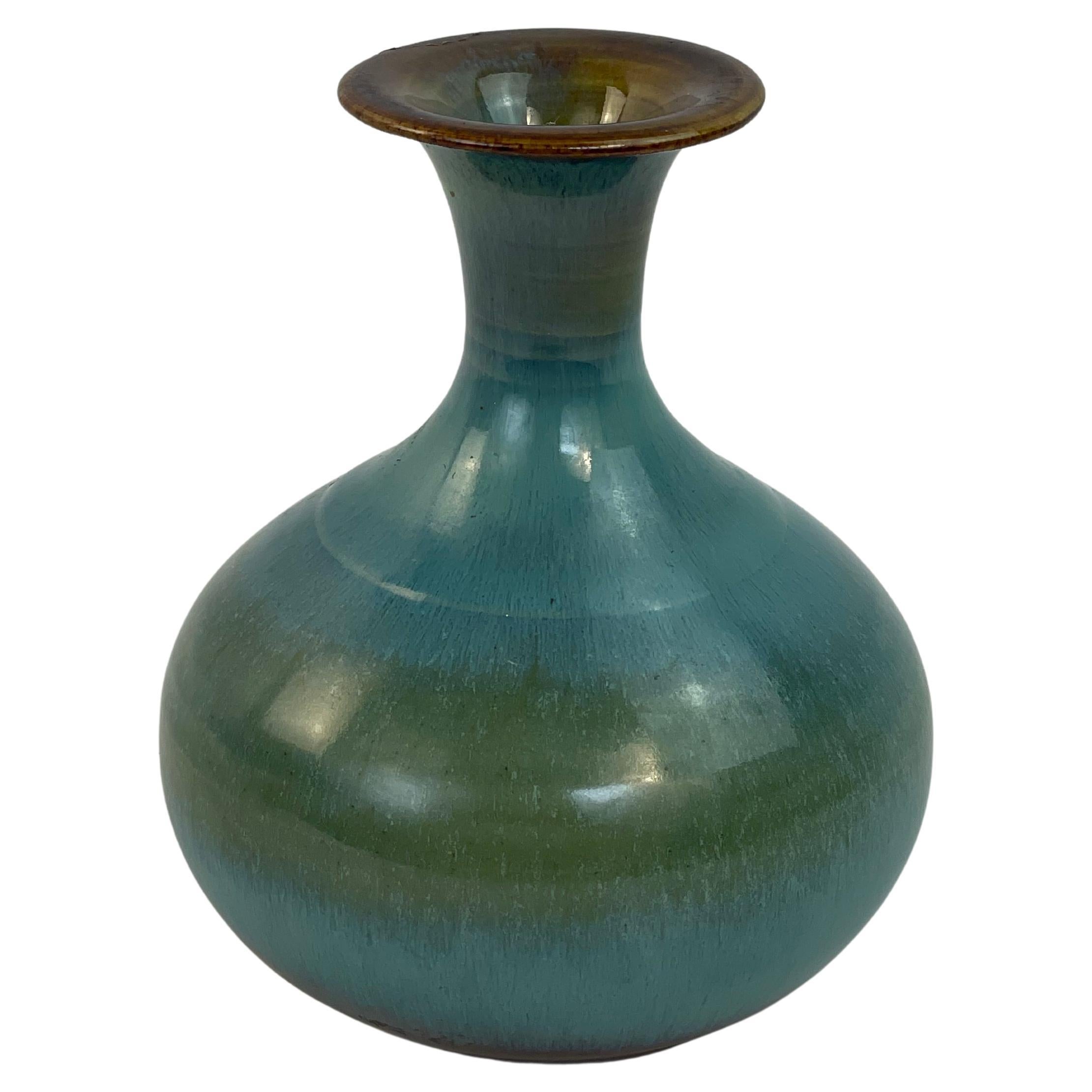 Ravissant vase en céramique émaillée bleue attribué à Guy-Roland Marcy