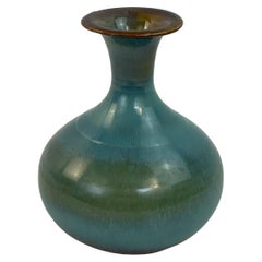Precioso jarrón de cerámica esmaltada azul atribuido en Guy-Roland Marcy
