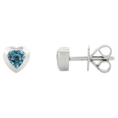 Preciosos pendientes de topacio azul en forma de corazón engastados en bisel en oro blanco de 14 quilates