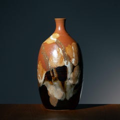 Un jarrón con forma de botella precioso en tonos tierra. Cerámica esmaltada de estilo moderno de mediados de siglo, década de los 80