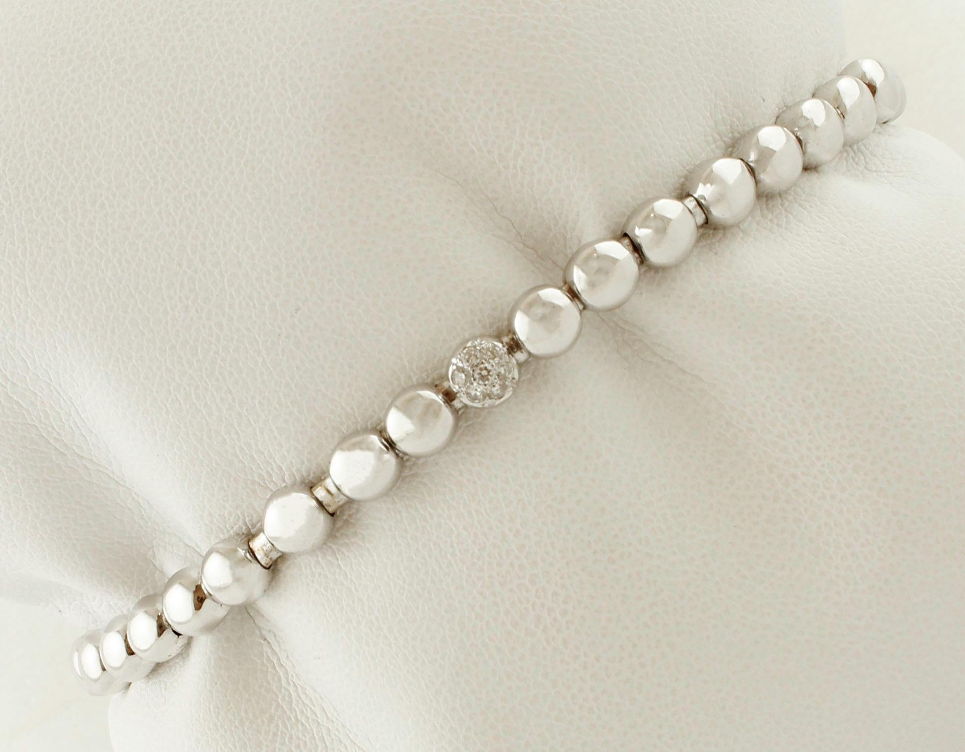 SHIPPING POLICY: 
No additional costs will be added to this order. 
Shipping costs will be totally covered by the seller (customs duties included).

Bracelet in 18k white gold beads with decoration of diamonds on the central bead.
This bracelet is