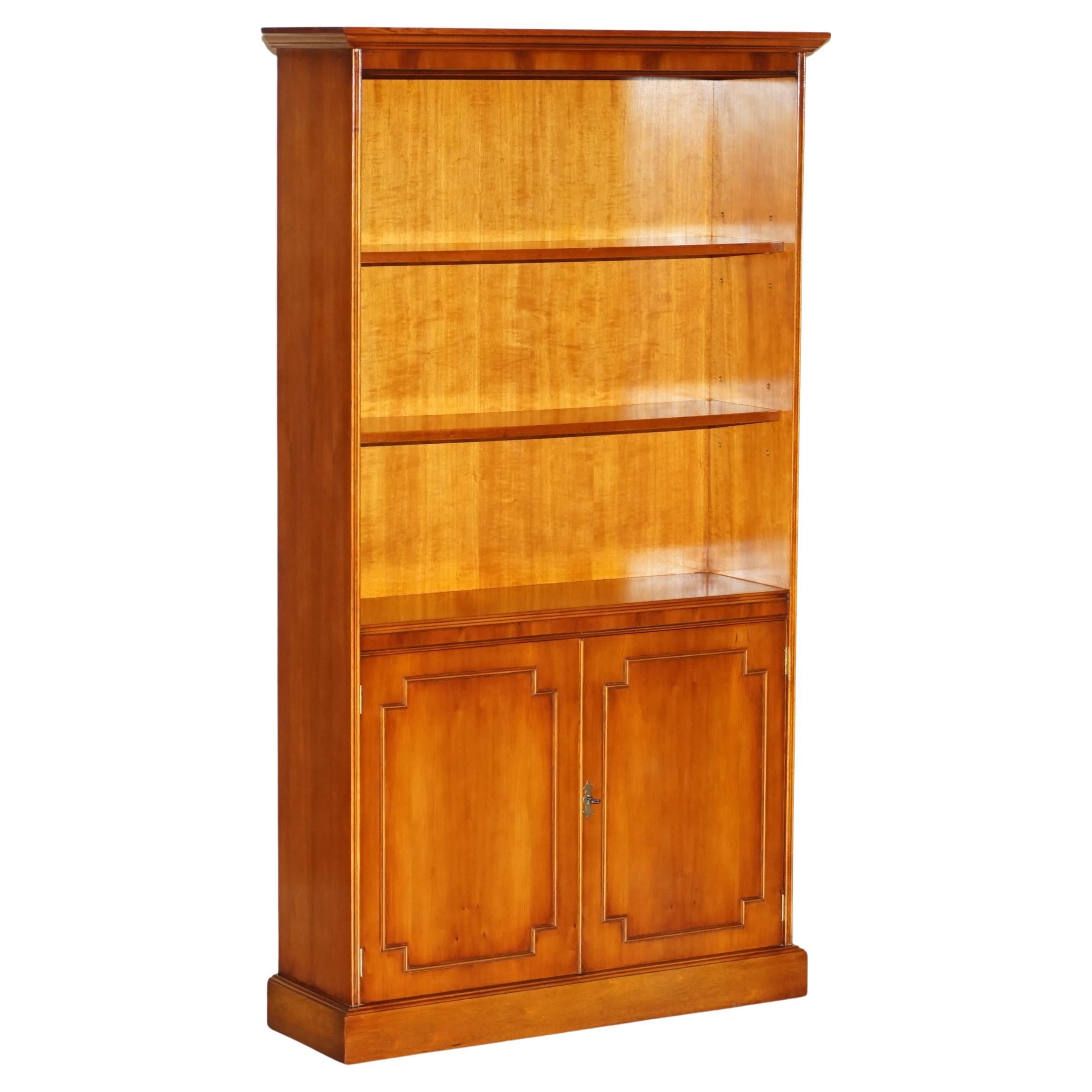 LOVELY BRADLEY FURNITURE ENGLAND YEW WOOD OPEN LiBRARY BOOKCASE CUPBOARD BASE en vente