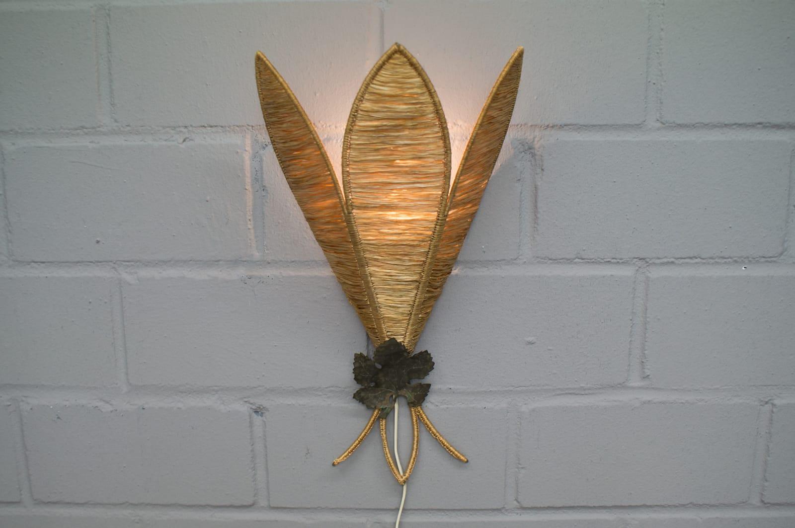 Very rare model with a nice brass finish maple leaf. Makes a great light. 

The lamp need 1 x E14 Edison screw fit bulb. its wired, in working condition and run both on 110 / 230 volt.