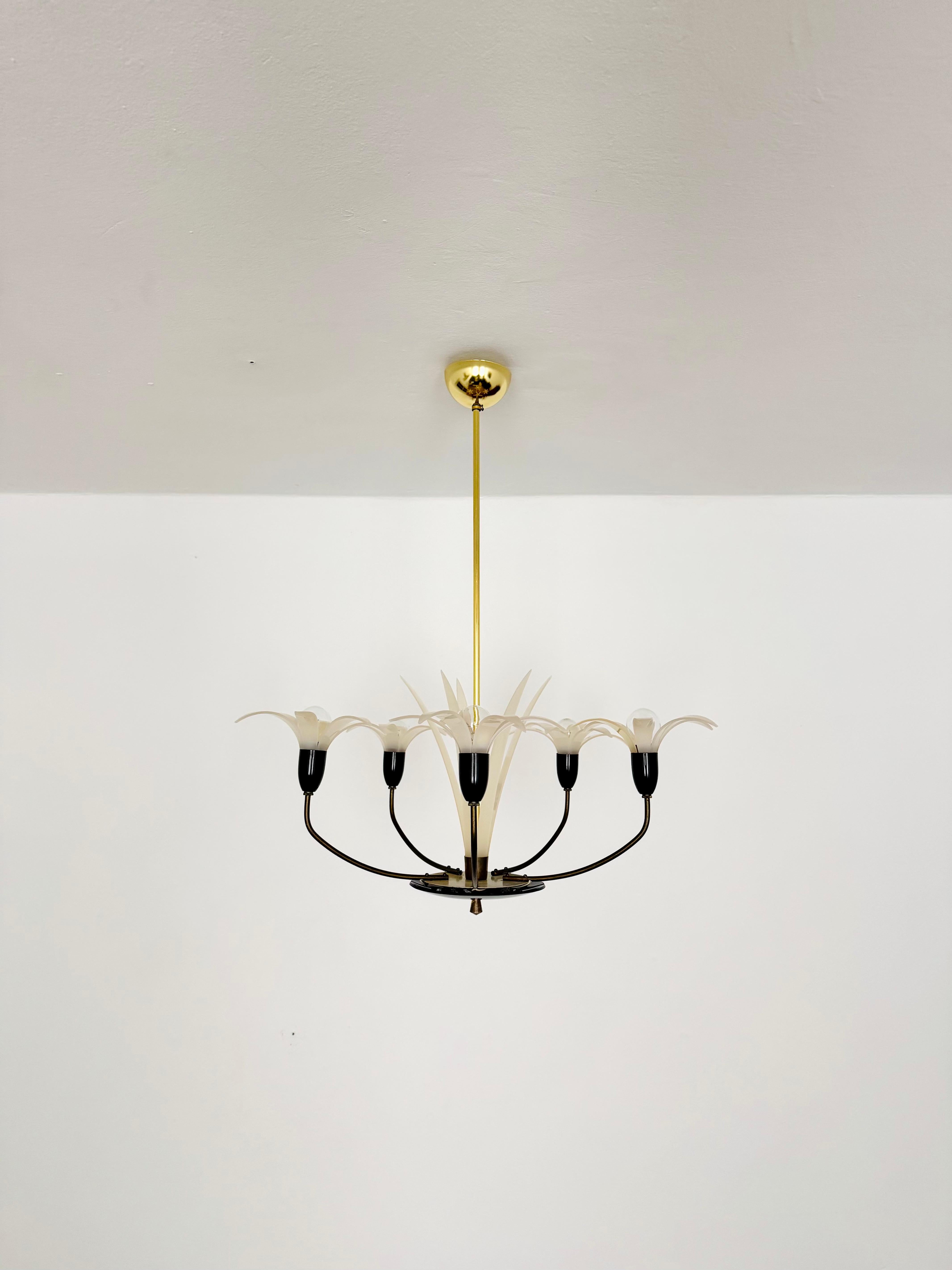 Breathtingly beautiful chandelier from the 1950s.
Loving design with plexiglass flowers by Rupert Nikoll.
There is a very cozy light.

Manufacturer: Rupert Nikoll

The plexiglass parts are simply inserted.

Condition:

Very good vintage condition