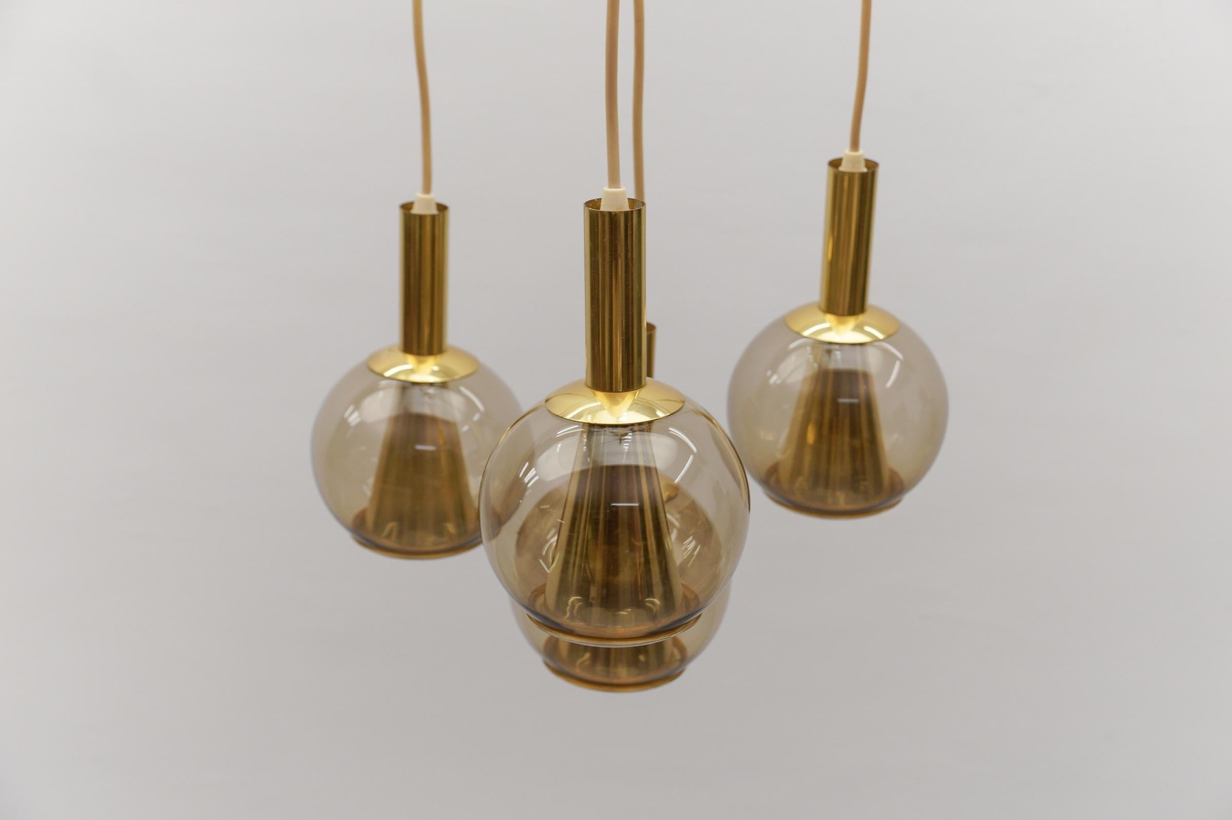 Lovely Brass and Smoked Glass Mid-Century Modern Cascading Lamp, 1960s Germany For Sale 5
