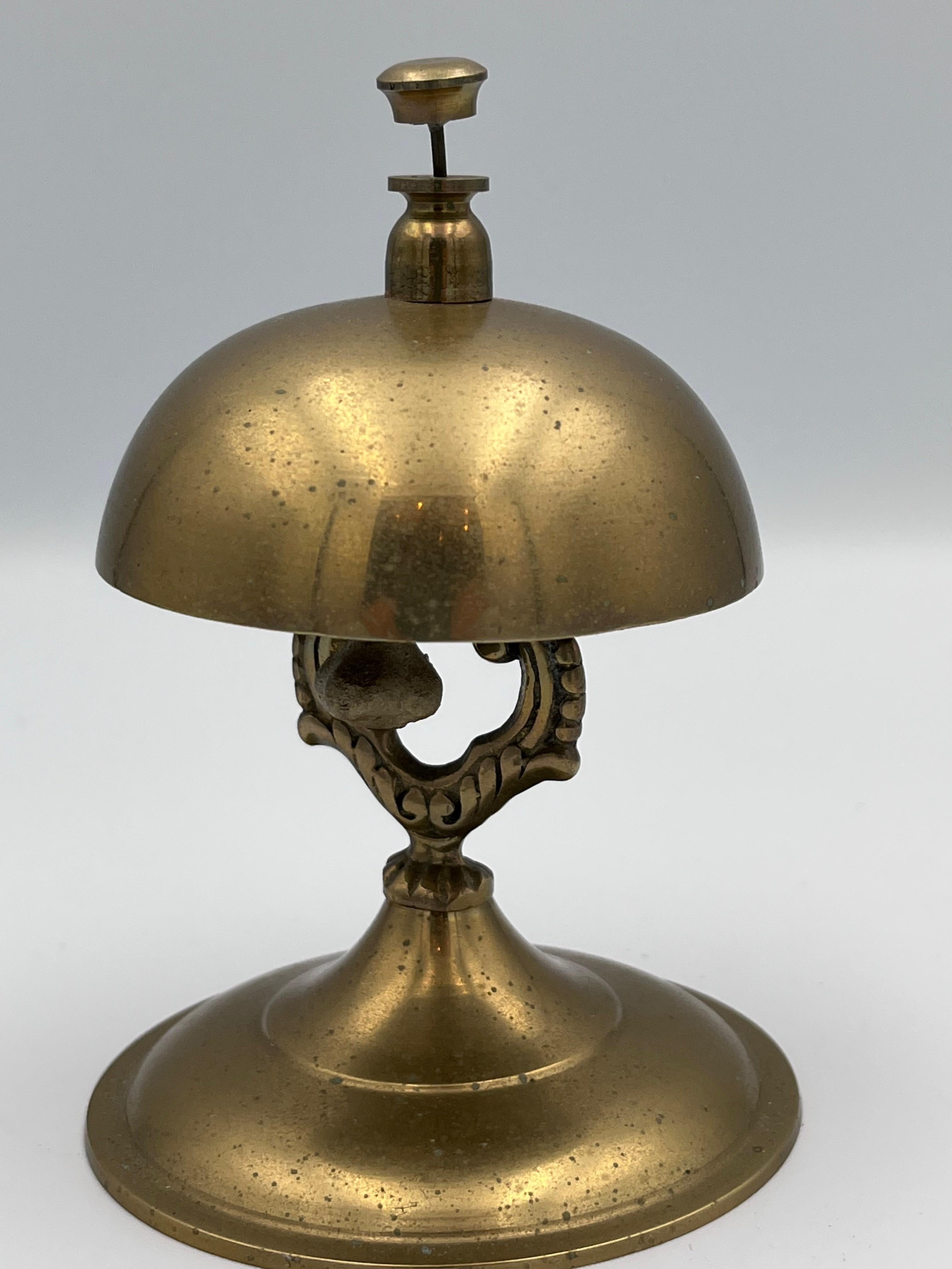 Hollywood Regency Jolie cloche de comptoir / de service en laiton en vente