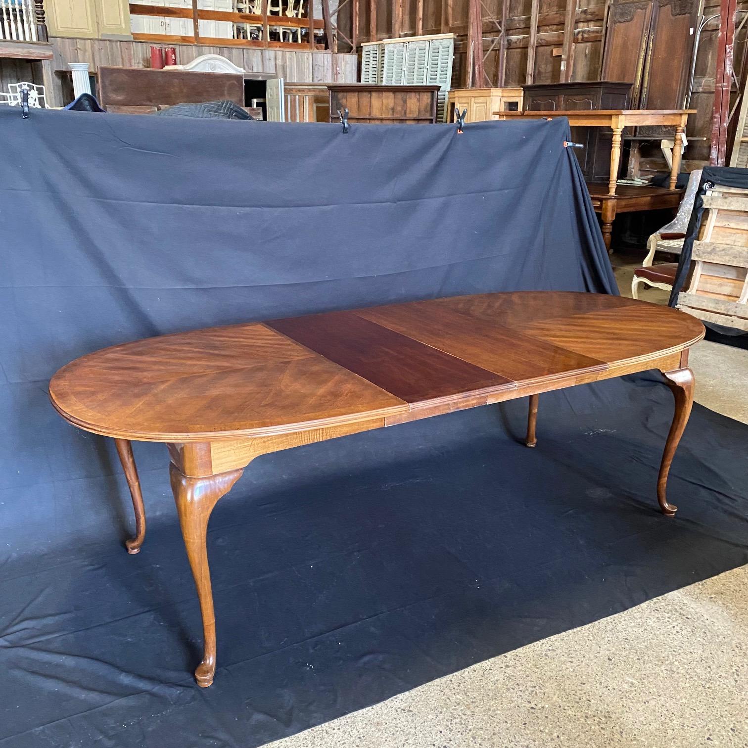 British Georgian court style Queen Anne oval extension table made from walnut with two leaves for extension, shapely legs and pad feet. Table is 66