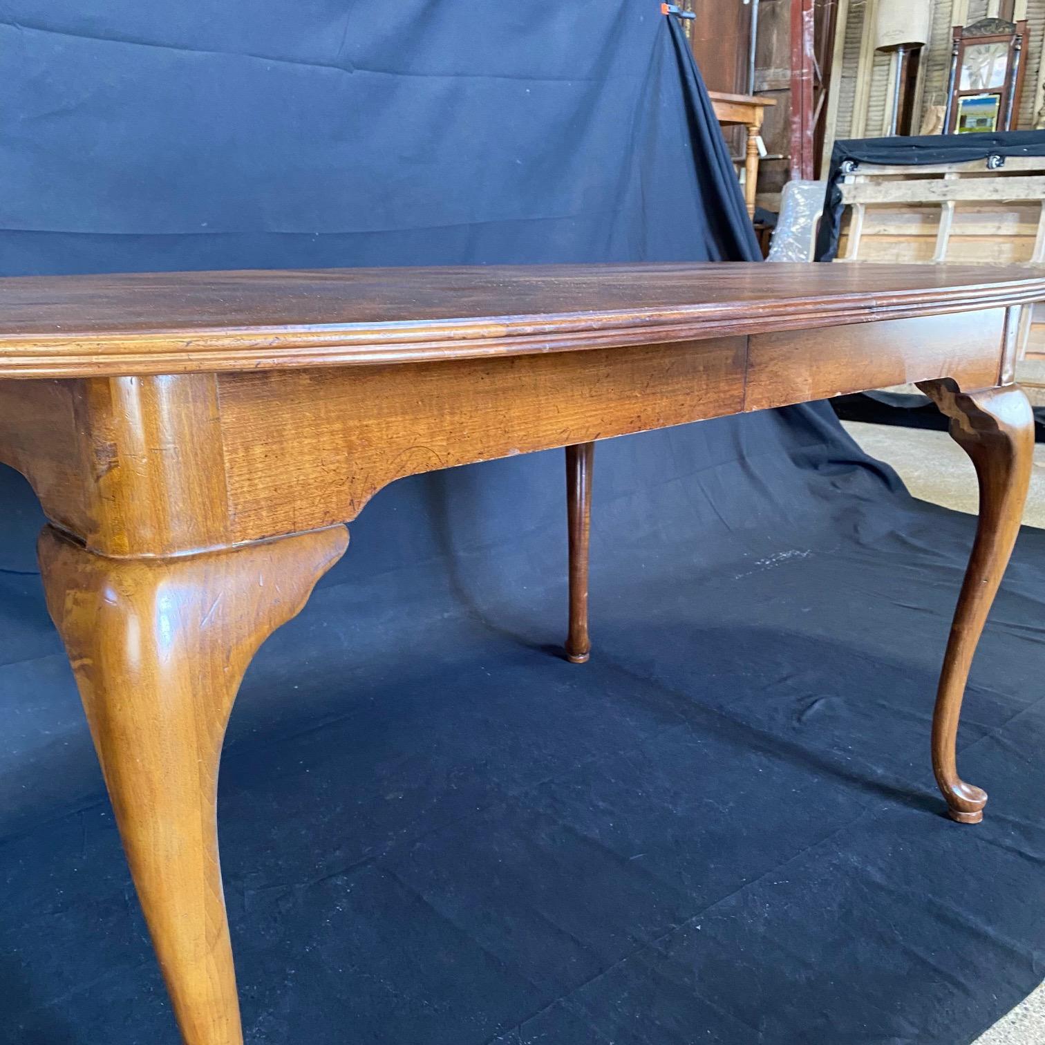 Lovely British Georgian Court Style Queen Anne Dining Table In Good Condition For Sale In Hopewell, NJ