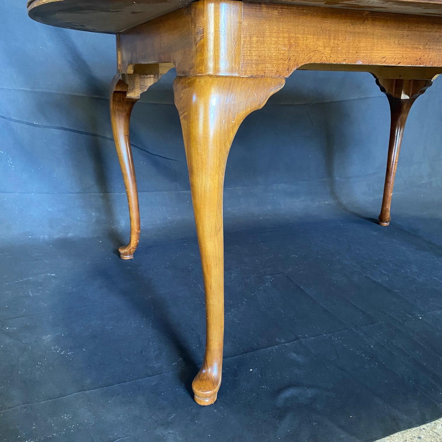 Lovely British Georgian Court Style Queen Anne Dining Table For Sale 1