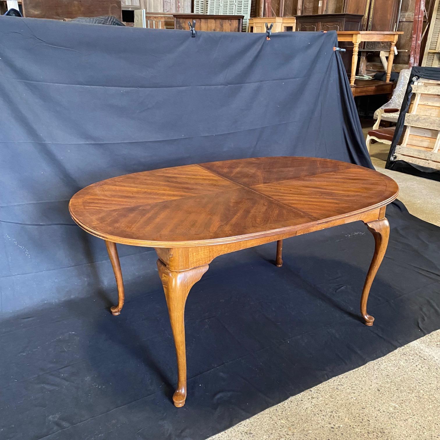 Noyer Ravissante table de salle à manger Queen Anne de style cour géorgien britannique en vente