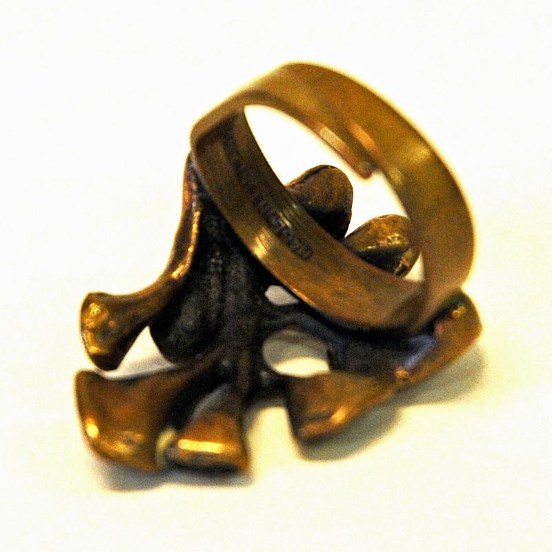 Adjustable bronze ring with the popular Reindeer Moss look and design by Hannu Ikonen for Valo Koru, Finland 1970s. Naturally patina with dramatic and beautiful relieffs. Good vintage condition.
Size: 17mm D x 3cm H x 2 cm W. Adjustable