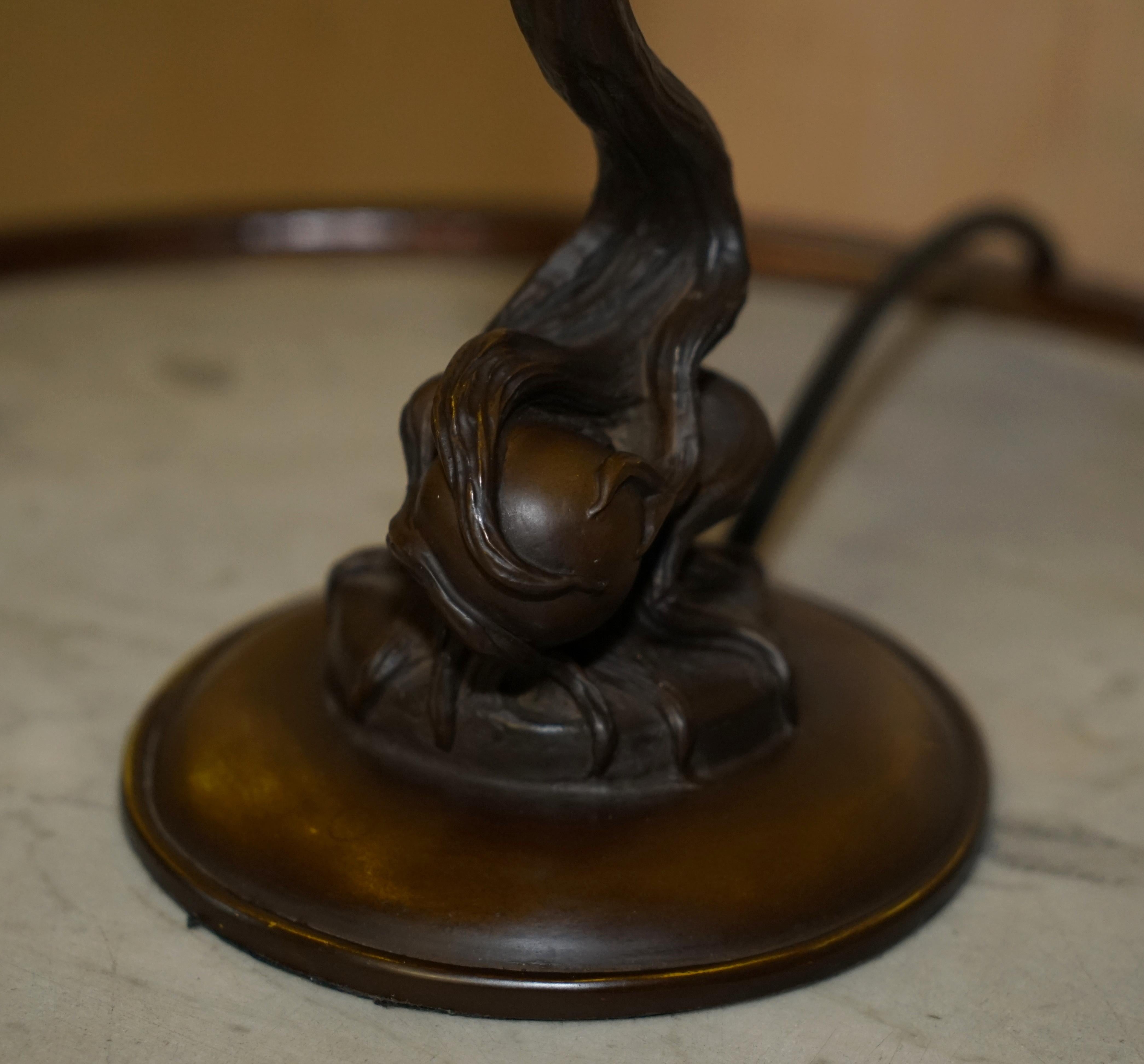 Lovely Bronzed Antique European Table Lamp circa 1940 Ornately Cast Design For Sale 6
