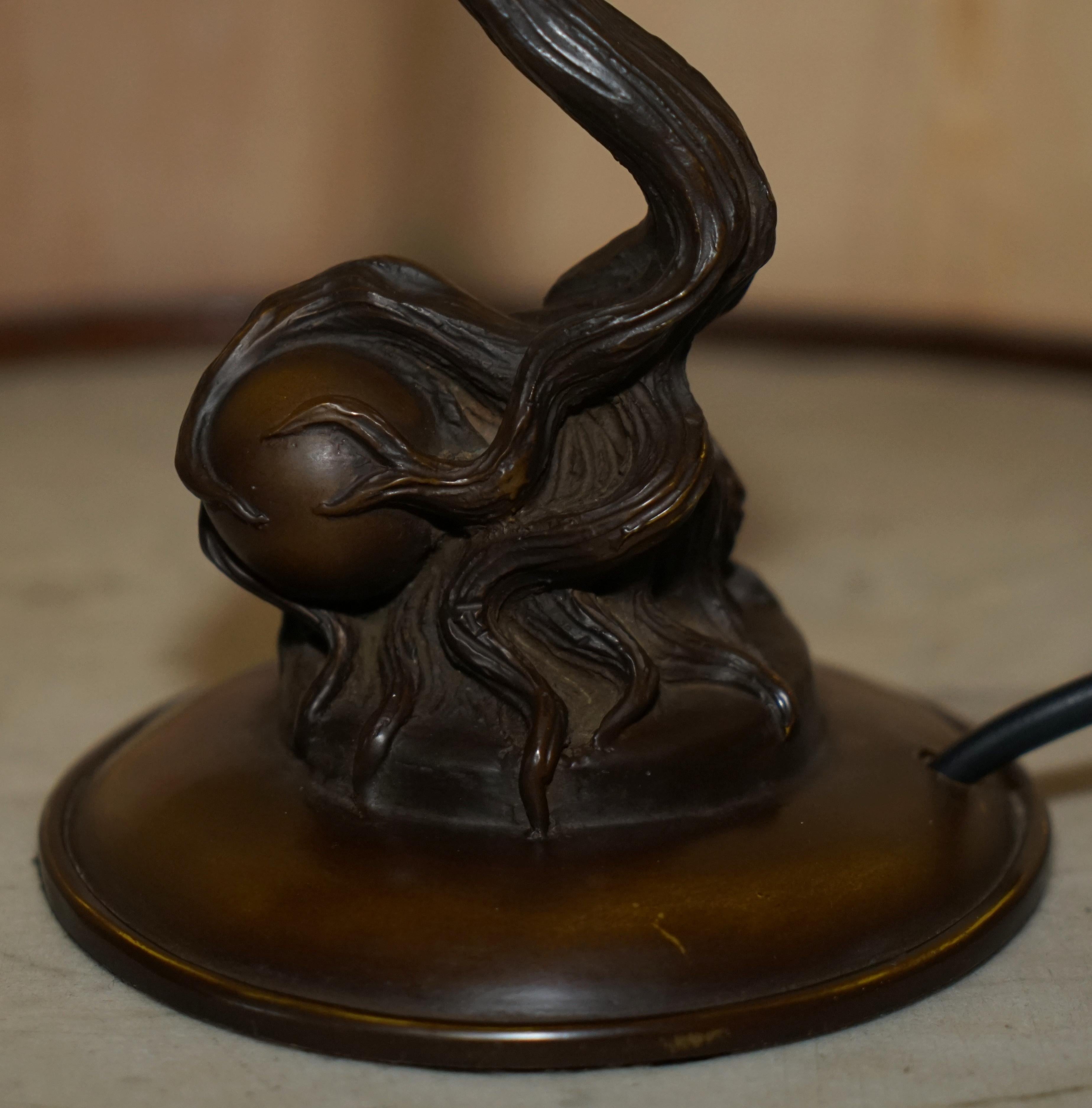 Bronze JOLIE LAMPE DE TABLE EUROPÉENNE ANTiQUE BRONZÉE CIRCA 1940 ORNATELY CAST DESIGN en vente