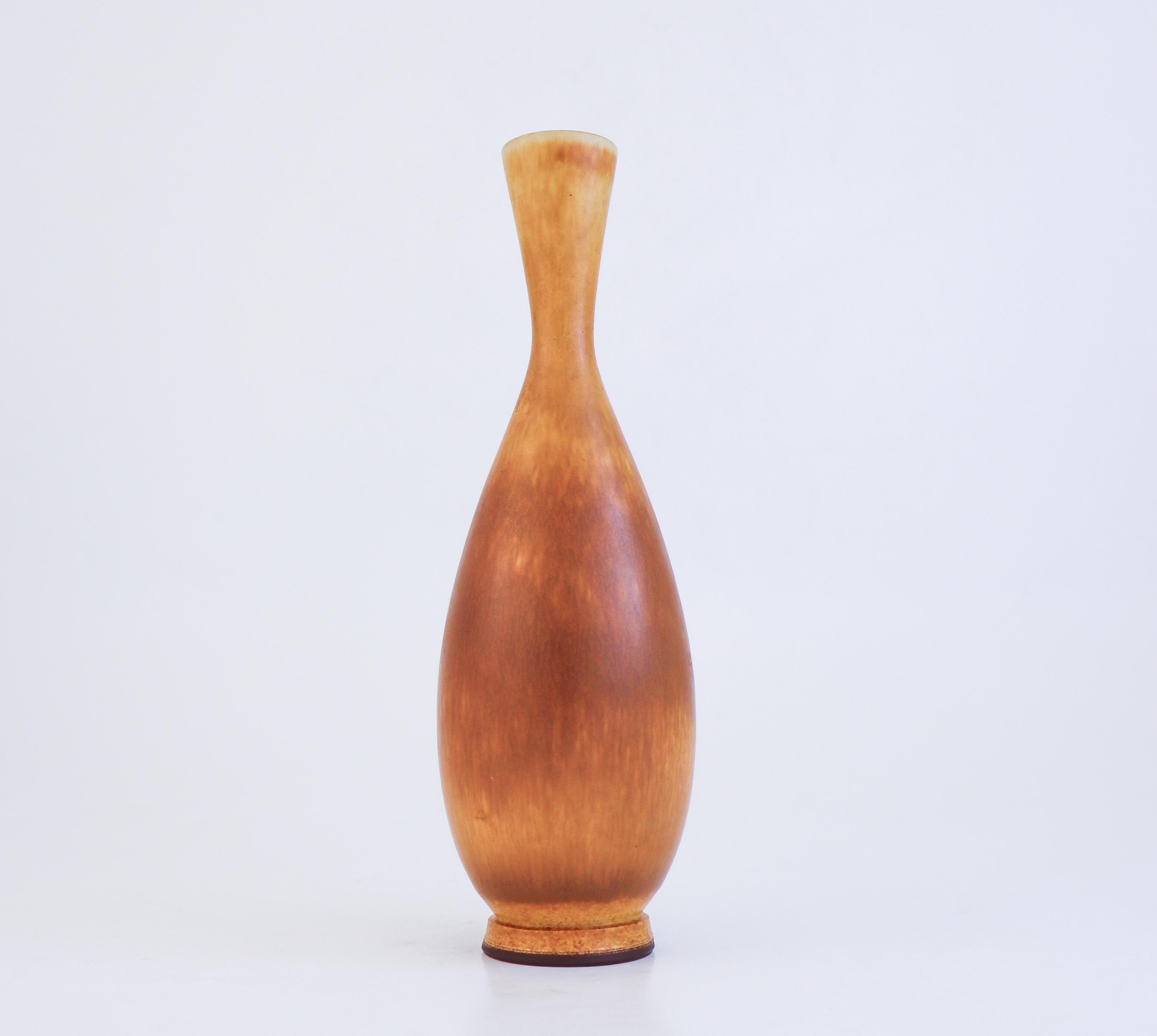 Scandinavo moderno Grazioso vaso in ceramica marrone, Berndt Friberg, Gustavsberg - metà del XX secolo in vendita