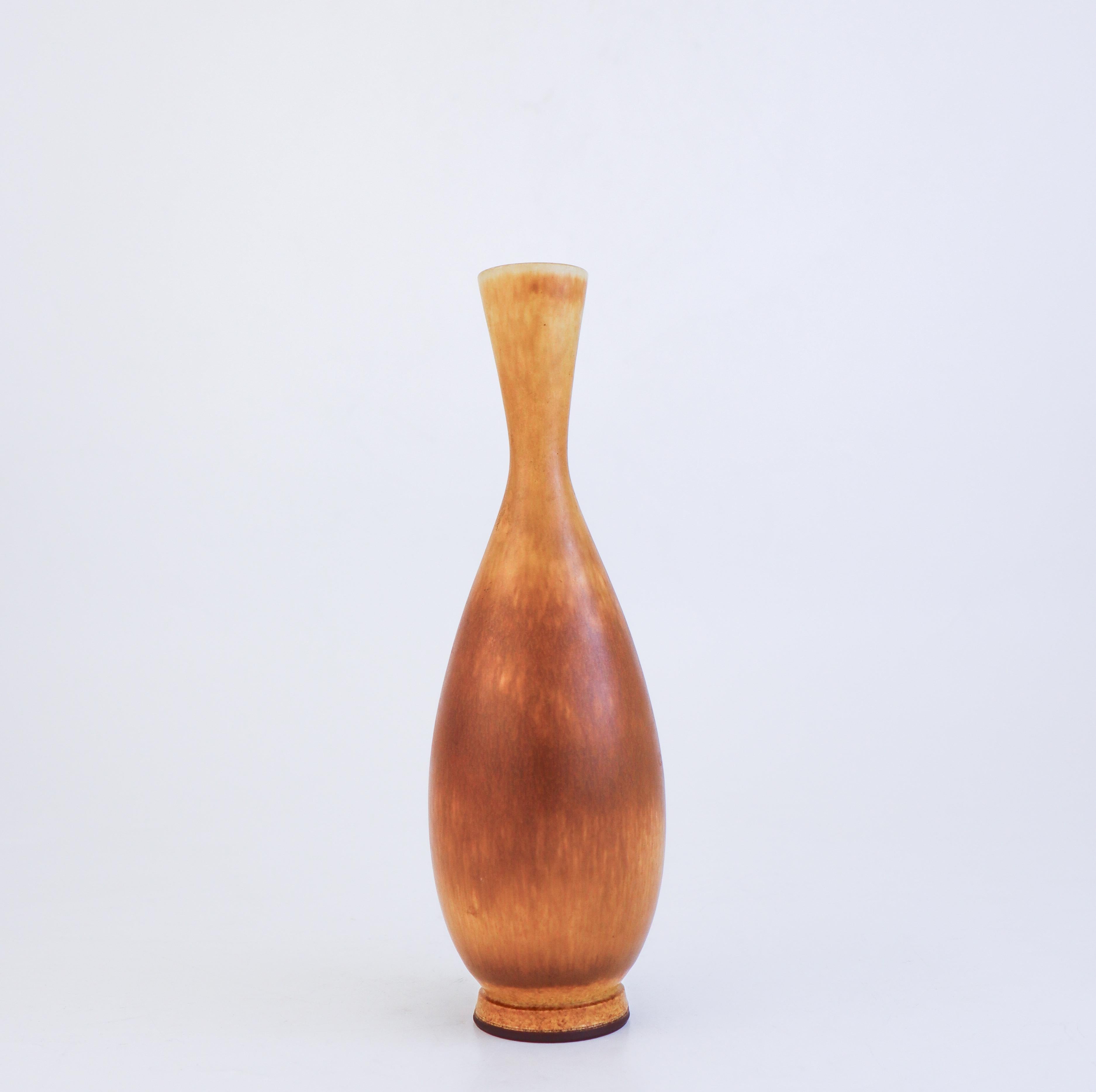 Svedese Grazioso vaso in ceramica marrone, Berndt Friberg, Gustavsberg - metà del XX secolo in vendita