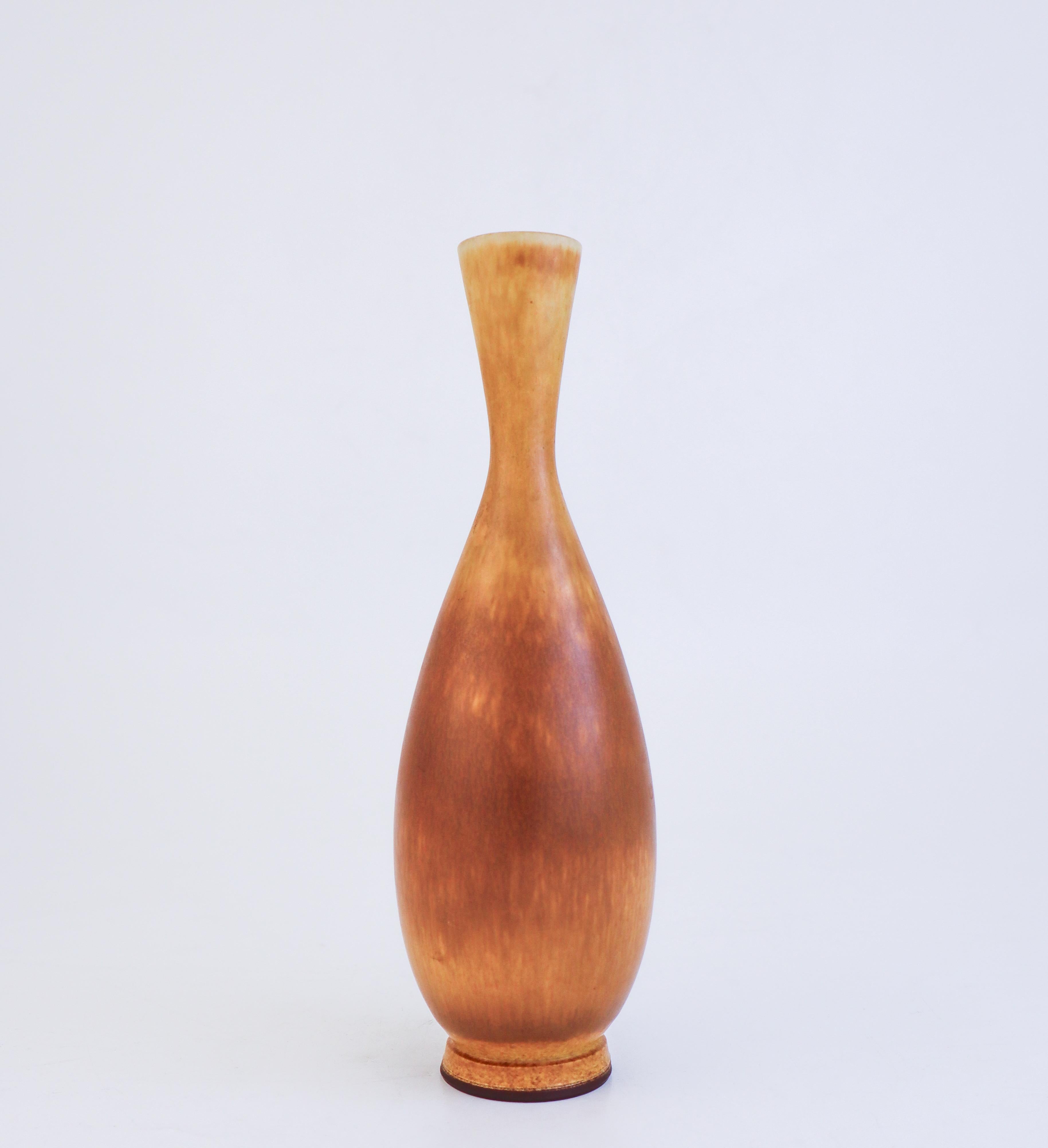 Grazioso vaso in ceramica marrone, Berndt Friberg, Gustavsberg - metà del XX secolo In condizioni ottime in vendita a Stockholm, SE