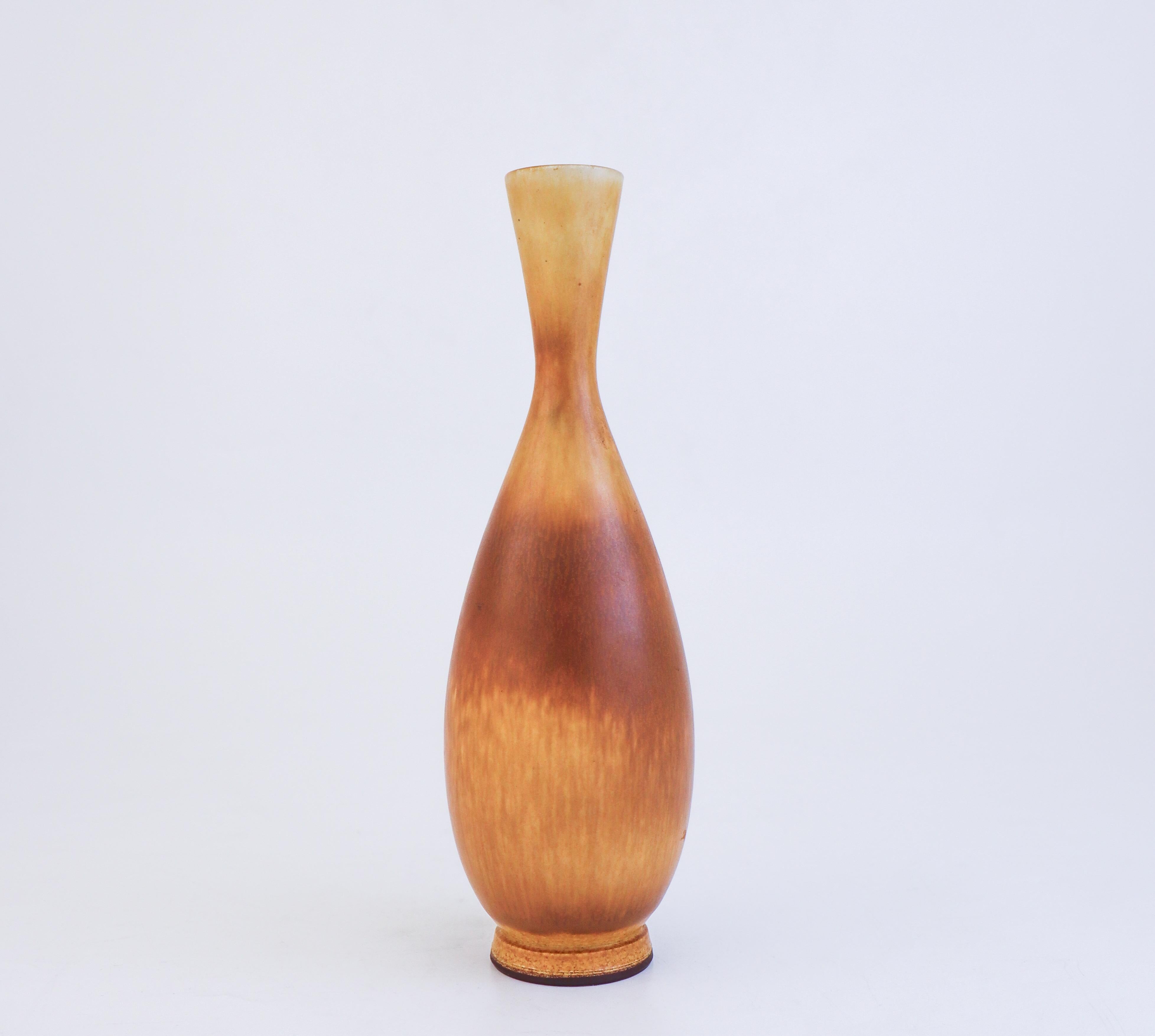 Ceramica Grazioso vaso in ceramica marrone, Berndt Friberg, Gustavsberg - metà del XX secolo in vendita