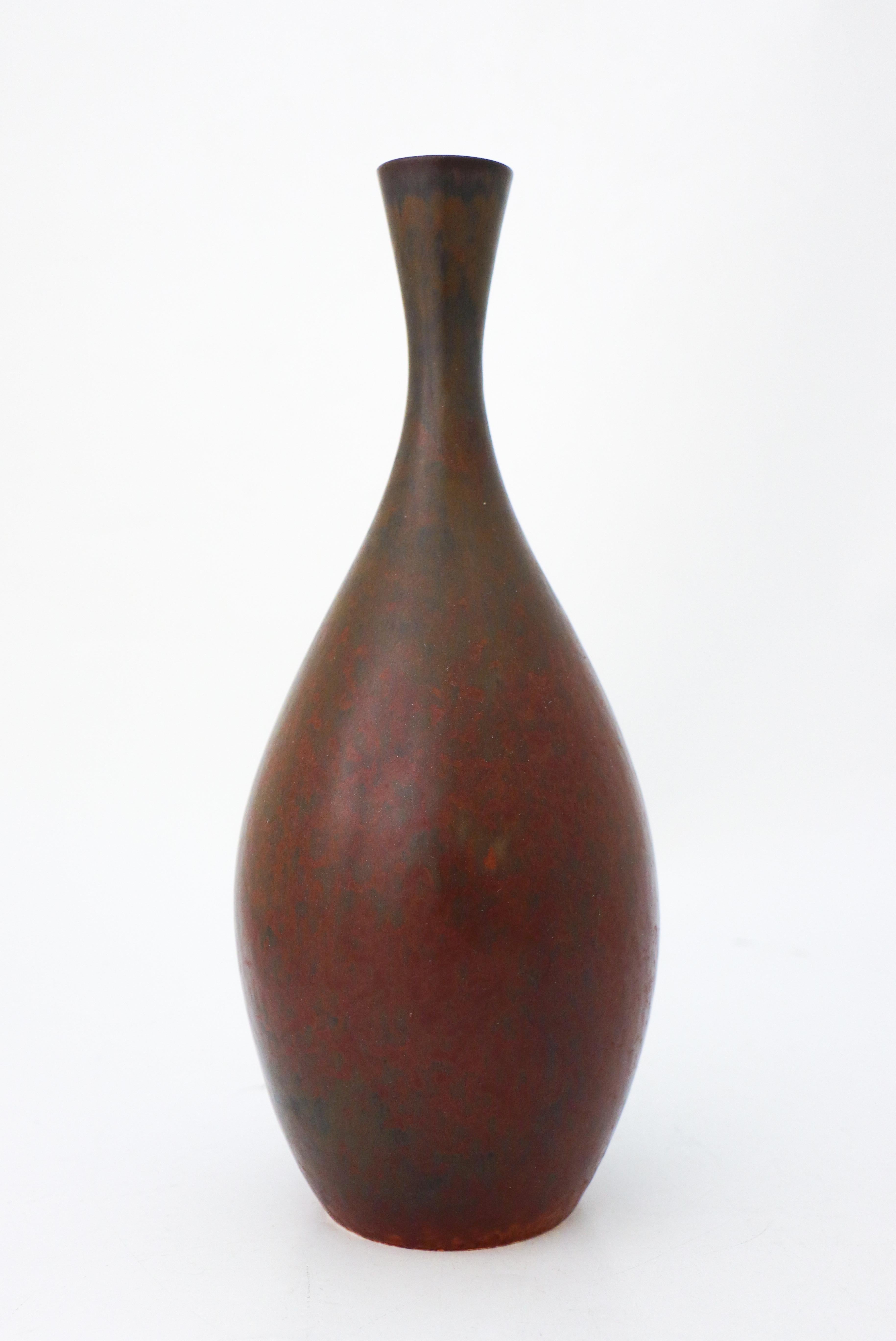 Eine Vase mit einer schönen braunen Glasur, entworfen von Carl-Harry Stålhane bei Rörstrand. Die Vase ist 28,5 cm (11.4