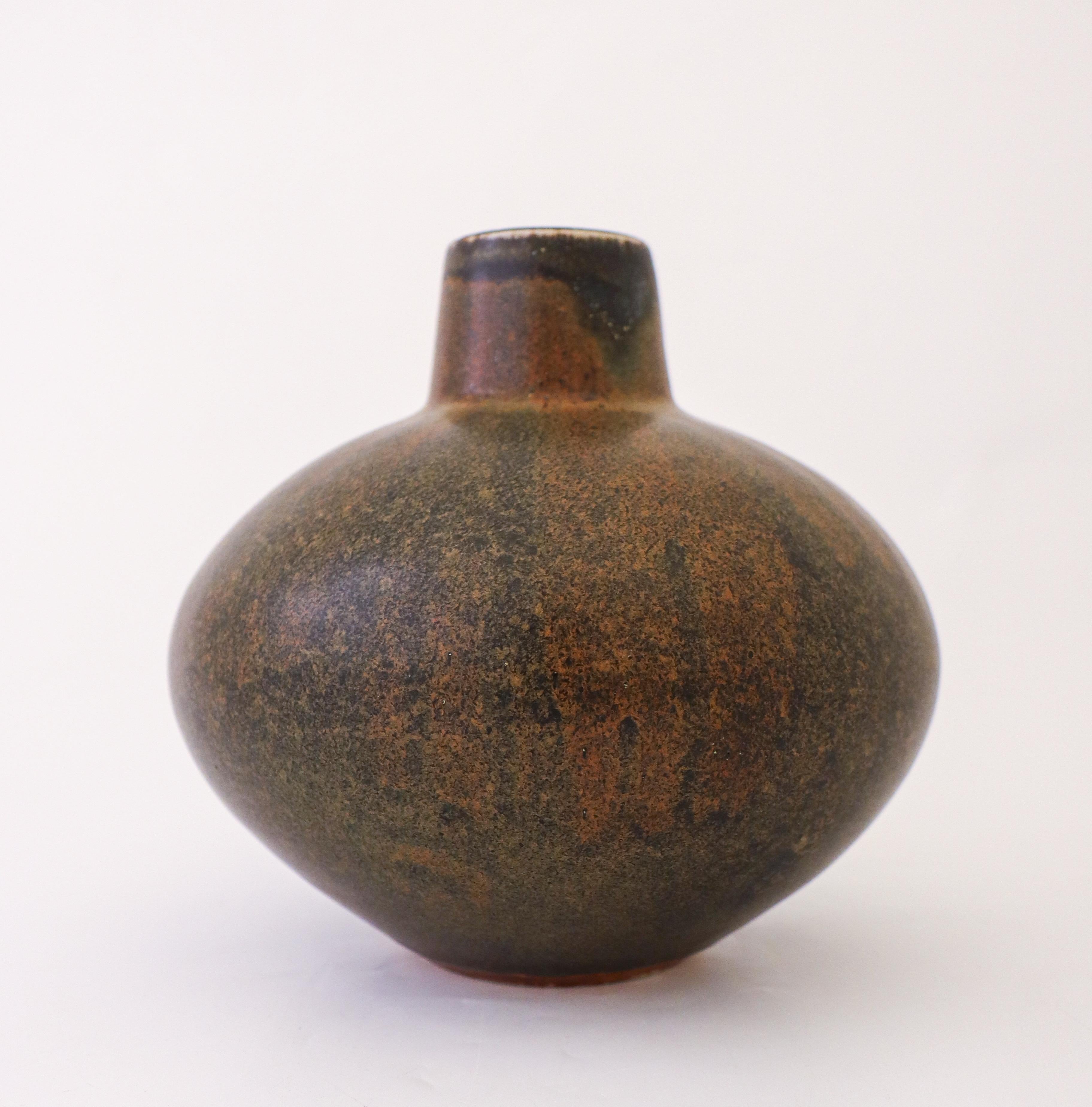 A lovely brown ceramic bowl designed by Carl-Harry Stålhane at Rörstrand atelier. The vase is 18.5 cm (7.4