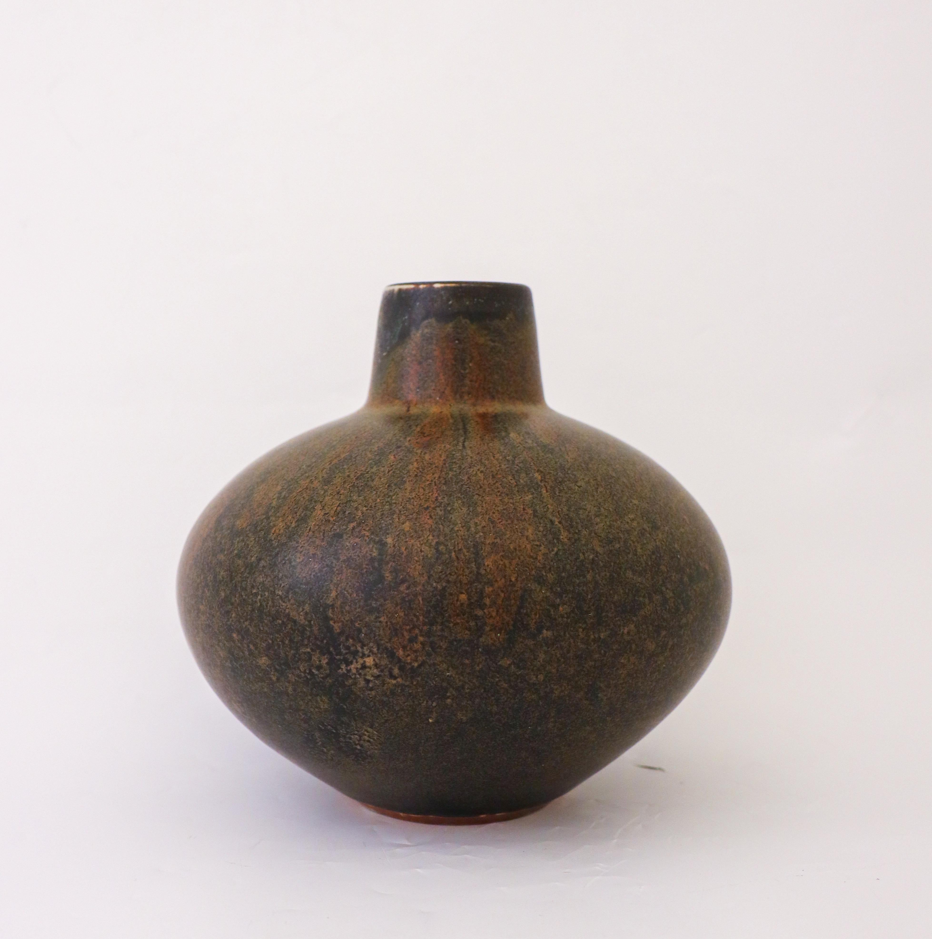 Scandinavo moderno Grazioso vaso in ceramica marrone Carl-Harry Stålhane, Rörstrand - metà del XX secolo in vendita