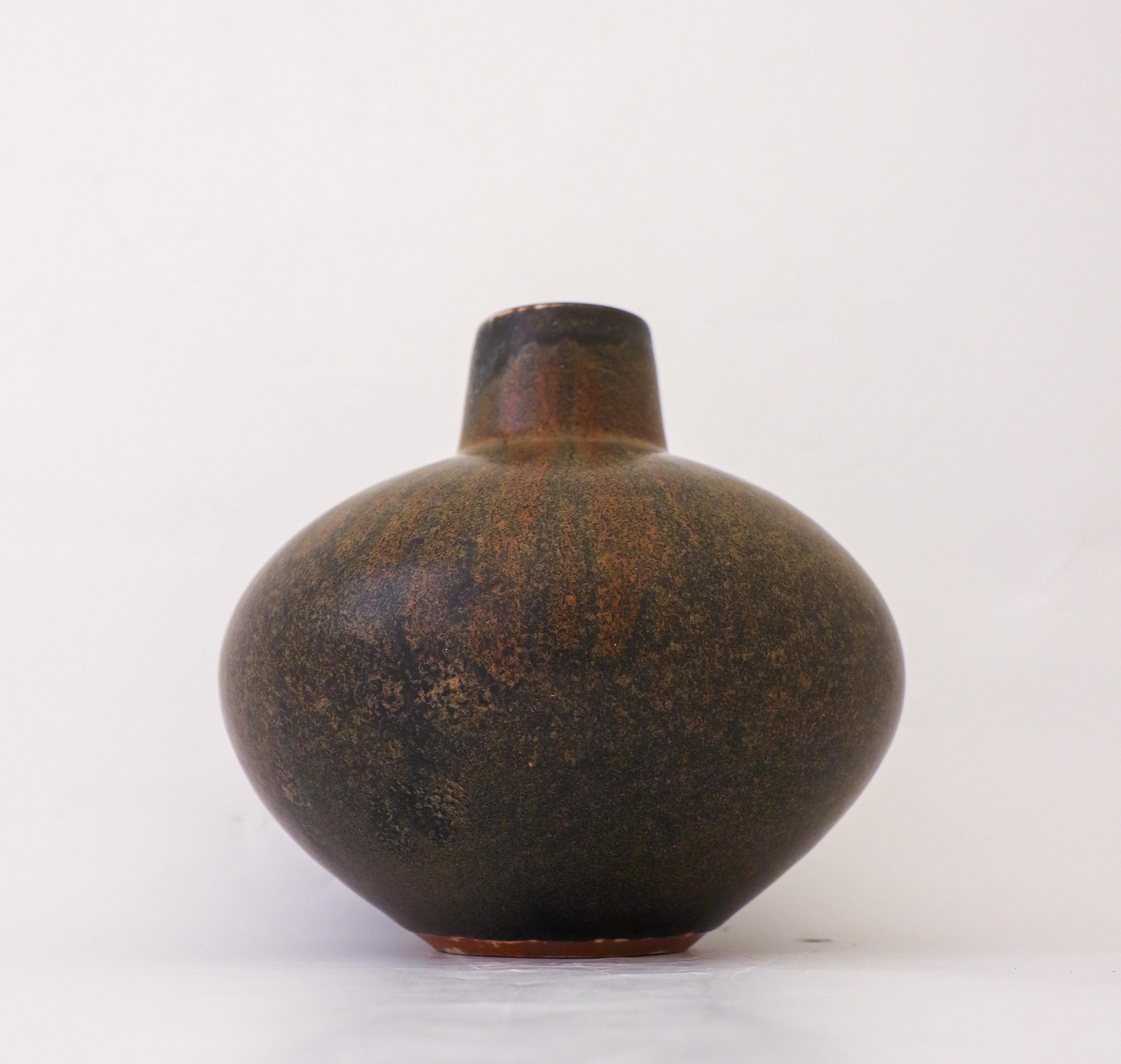 Svedese Grazioso vaso in ceramica marrone Carl-Harry Stålhane, Rörstrand - metà del XX secolo in vendita
