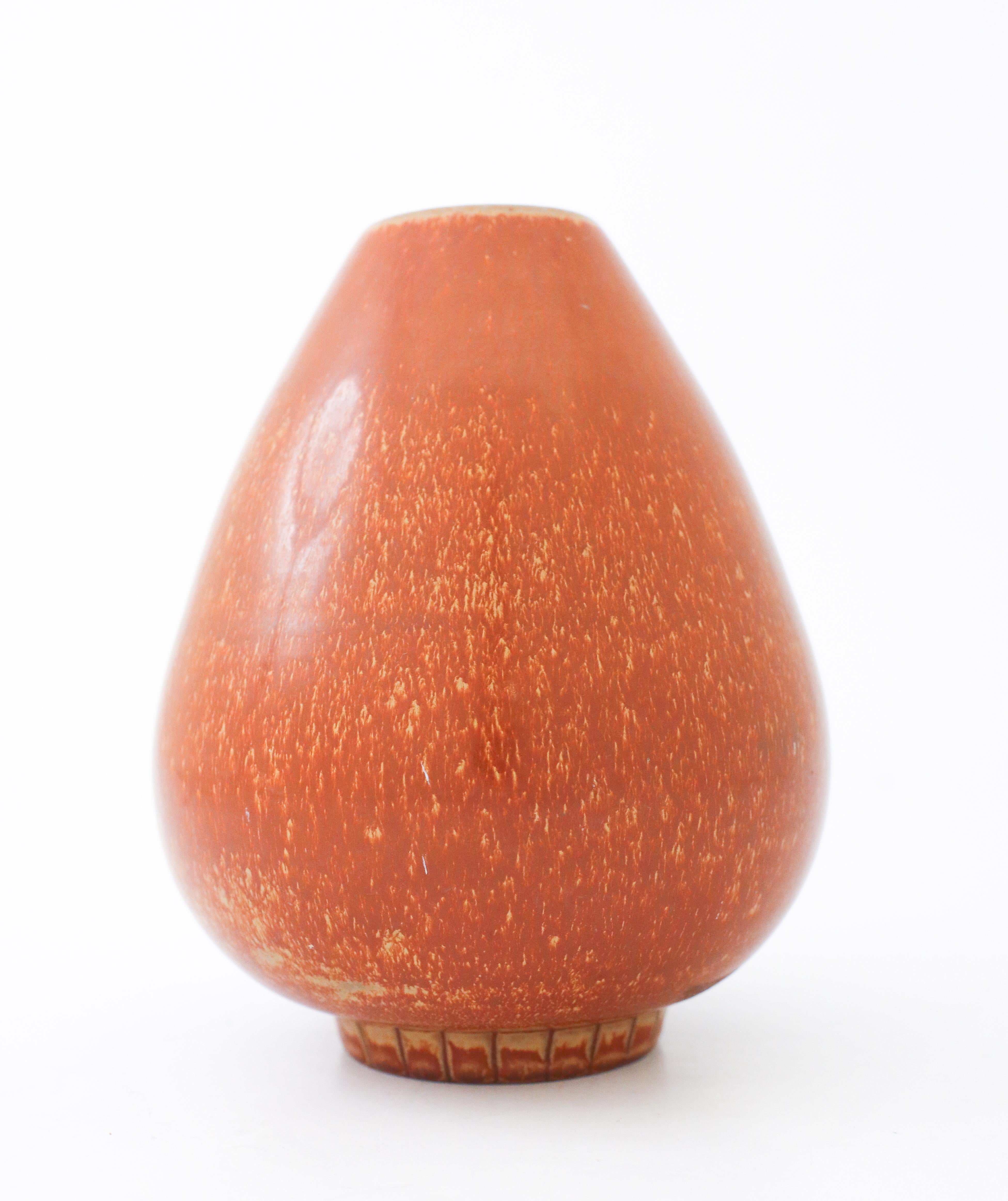 Eine schöne braune Vase, entworfen von Gunnar Nylund bei Rörstrand in den 1950er Jahren. Die Vase ist 17,5 cm hoch und in neuwertigem Zustand.