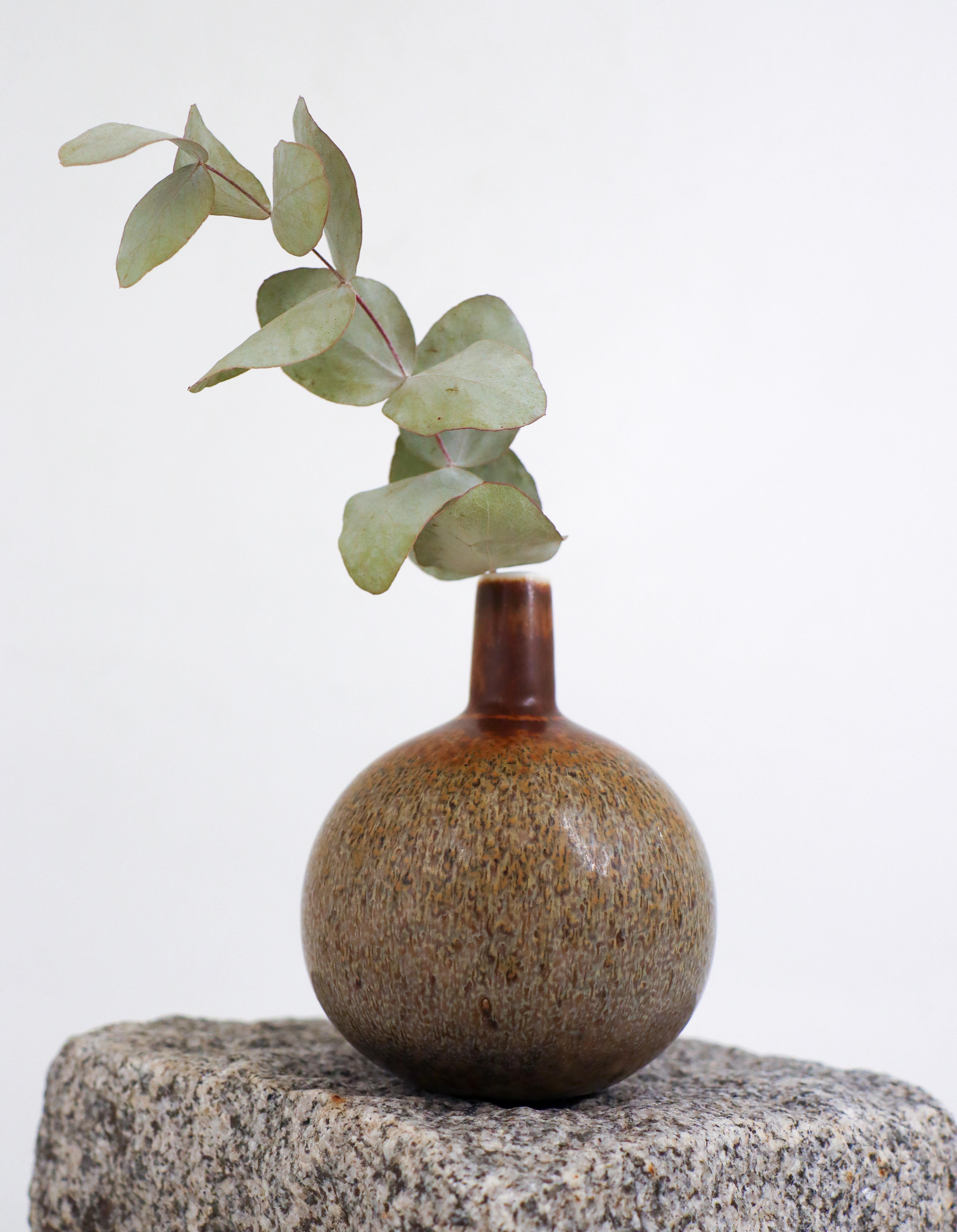 Un joli vase en céramique marron et gris conçu par Carl-Harry Stålhane chez Rörstrand au milieu du 20e siècle. Le vase mesure 11,5 cm de haut et est en excellent état. Le vase est marqué comme étant de première qualité. 

Carl-Harry Stålhane est