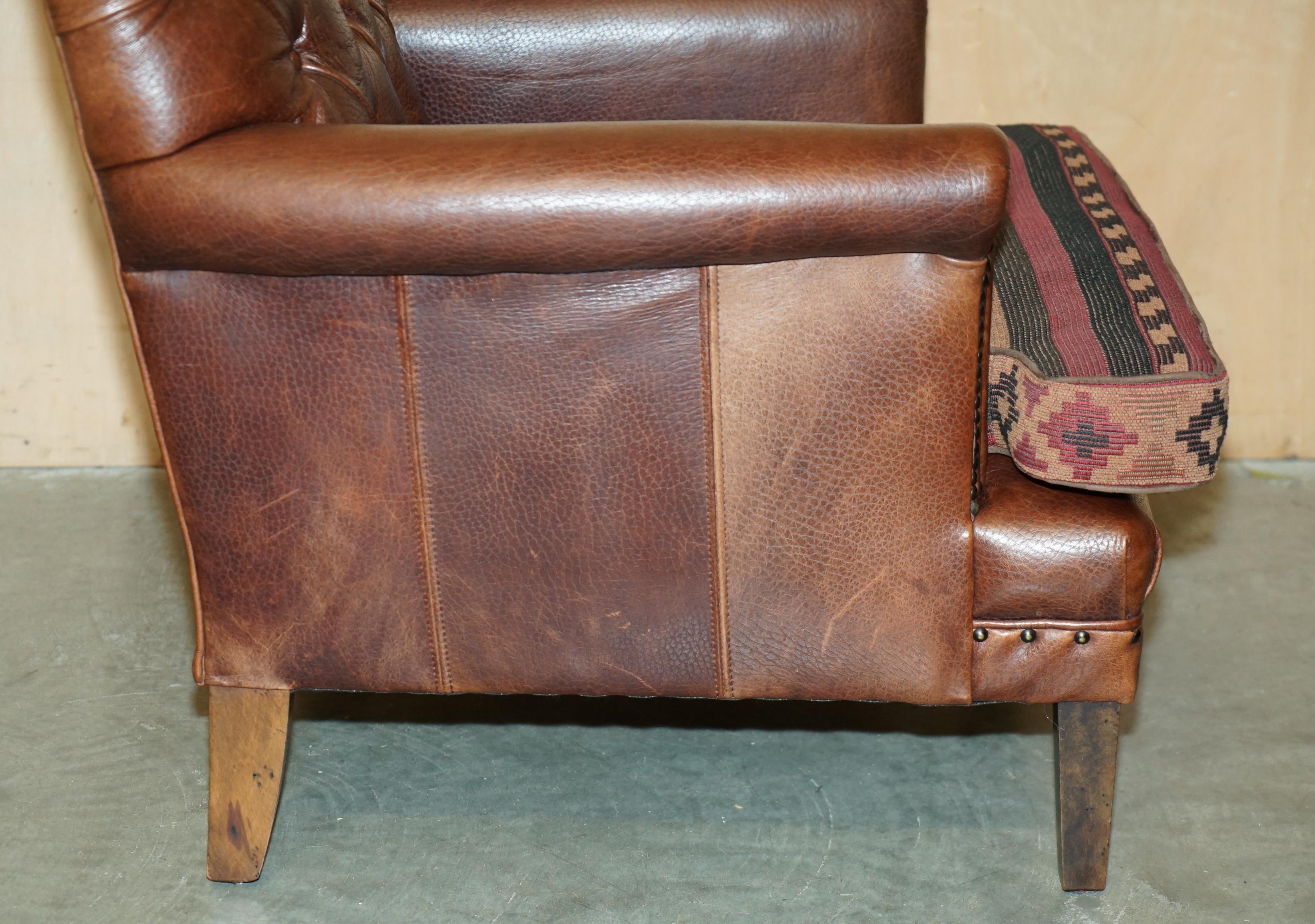 POLTRONE DI CHEsterfield IN PELLE MARRONE CON TESSUTO DI KILIM E FEDELTÀ in vendita 4