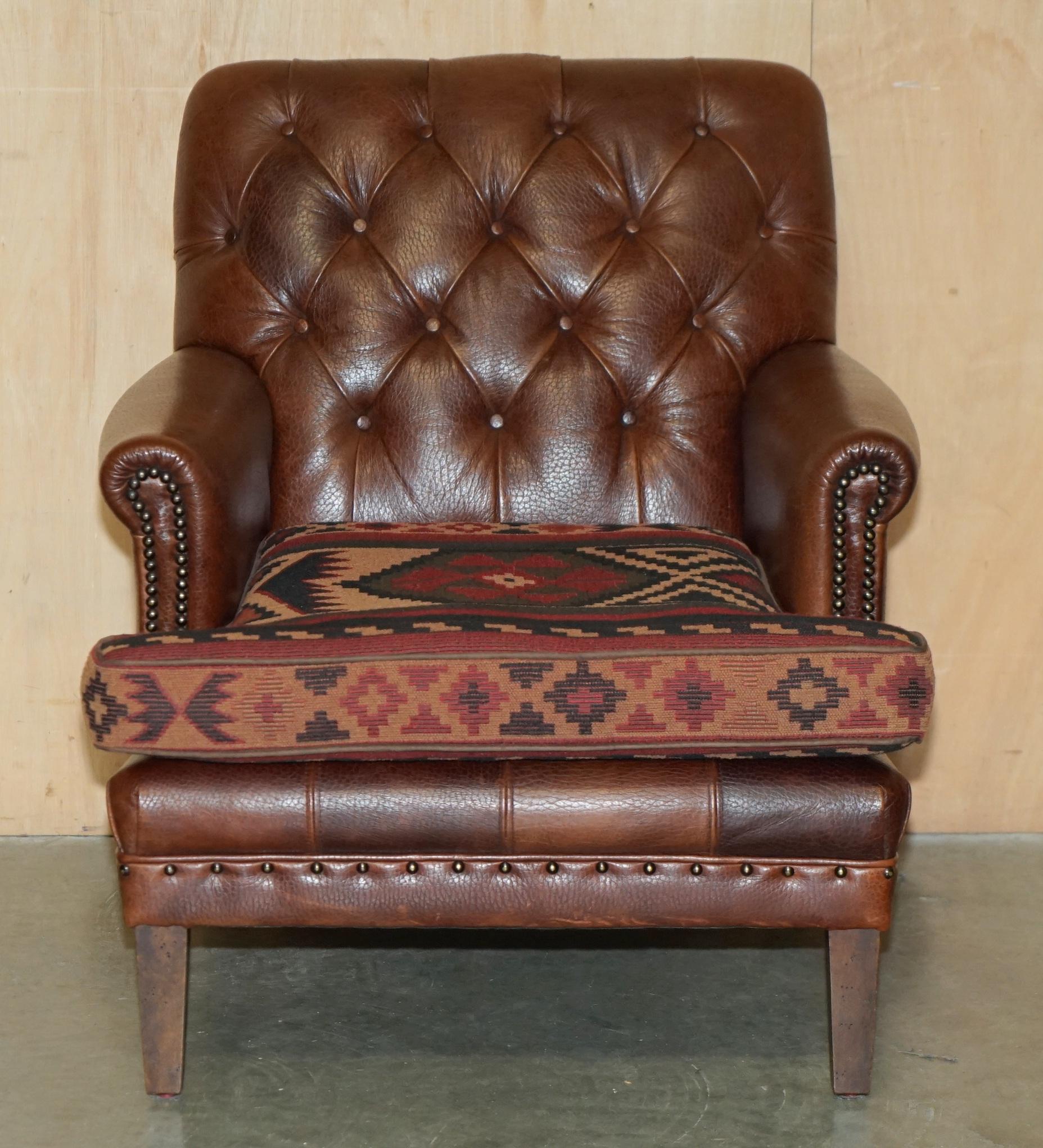 Kilim POLTRONE DI CHEsterfield IN PELLE MARRONE CON TESSUTO DI KILIM E FEDELTÀ in vendita