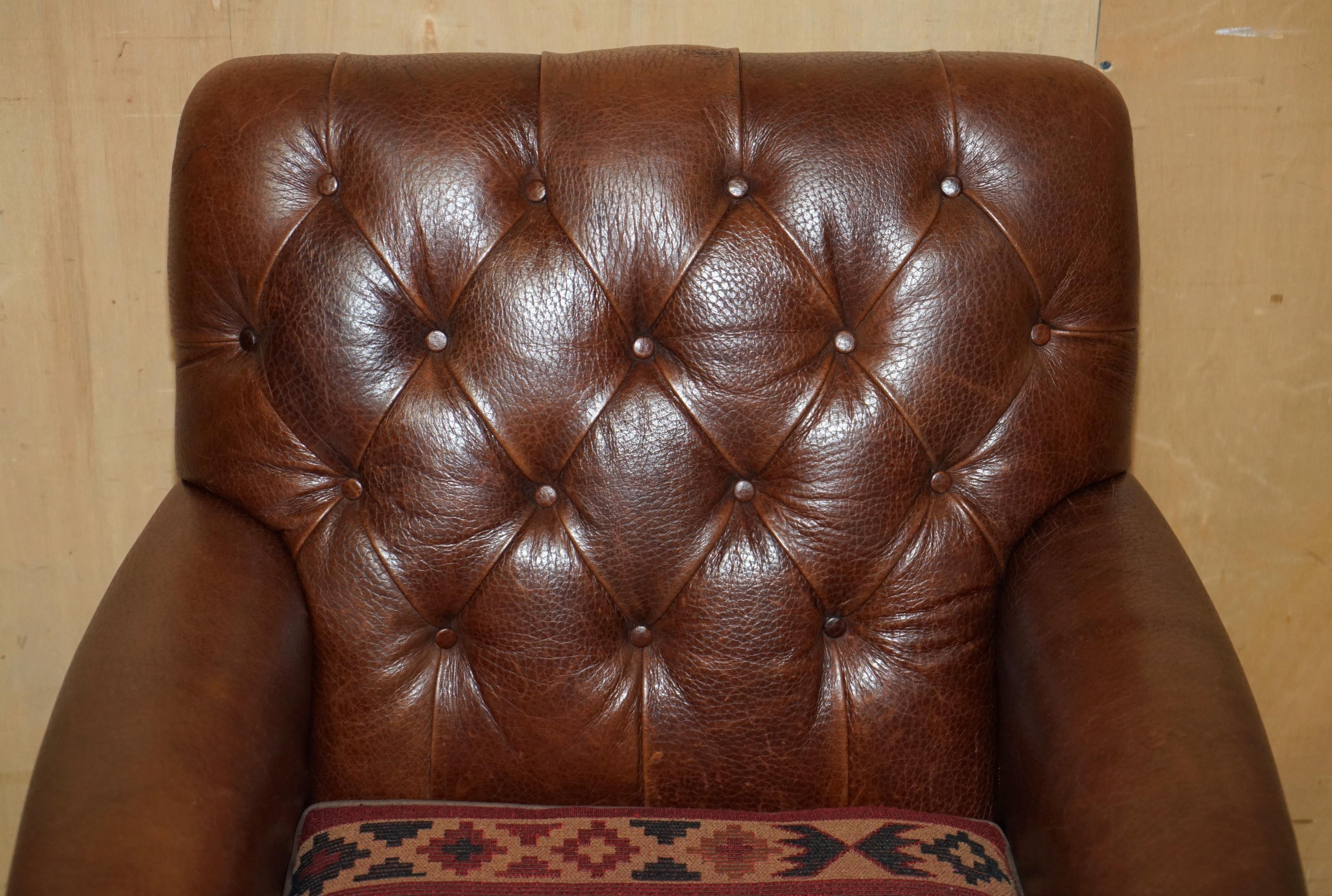 Inglese POLTRONE DI CHEsterfield IN PELLE MARRONE CON TESSUTO DI KILIM E FEDELTÀ in vendita