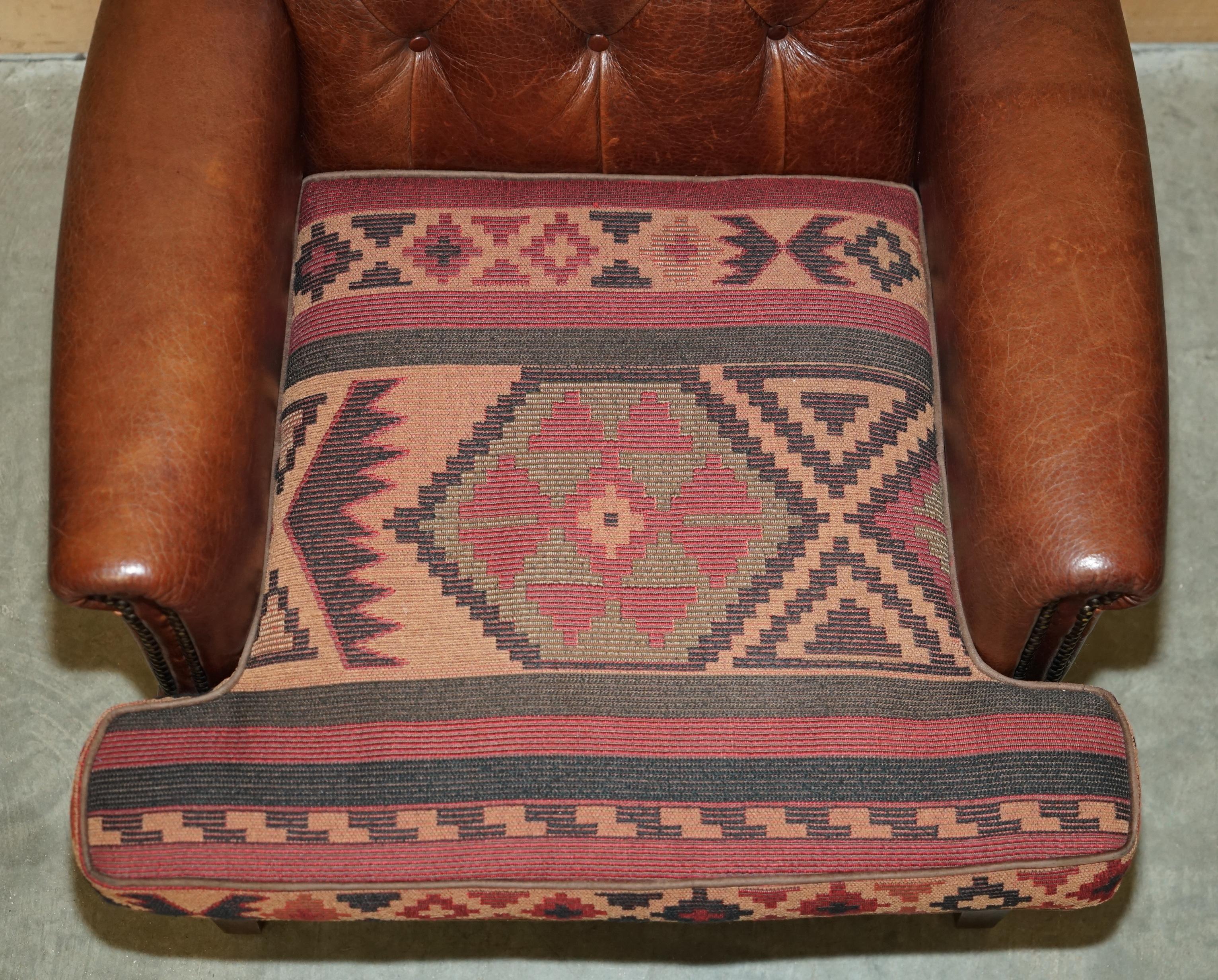 XX secolo POLTRONE DI CHEsterfield IN PELLE MARRONE CON TESSUTO DI KILIM E FEDELTÀ in vendita