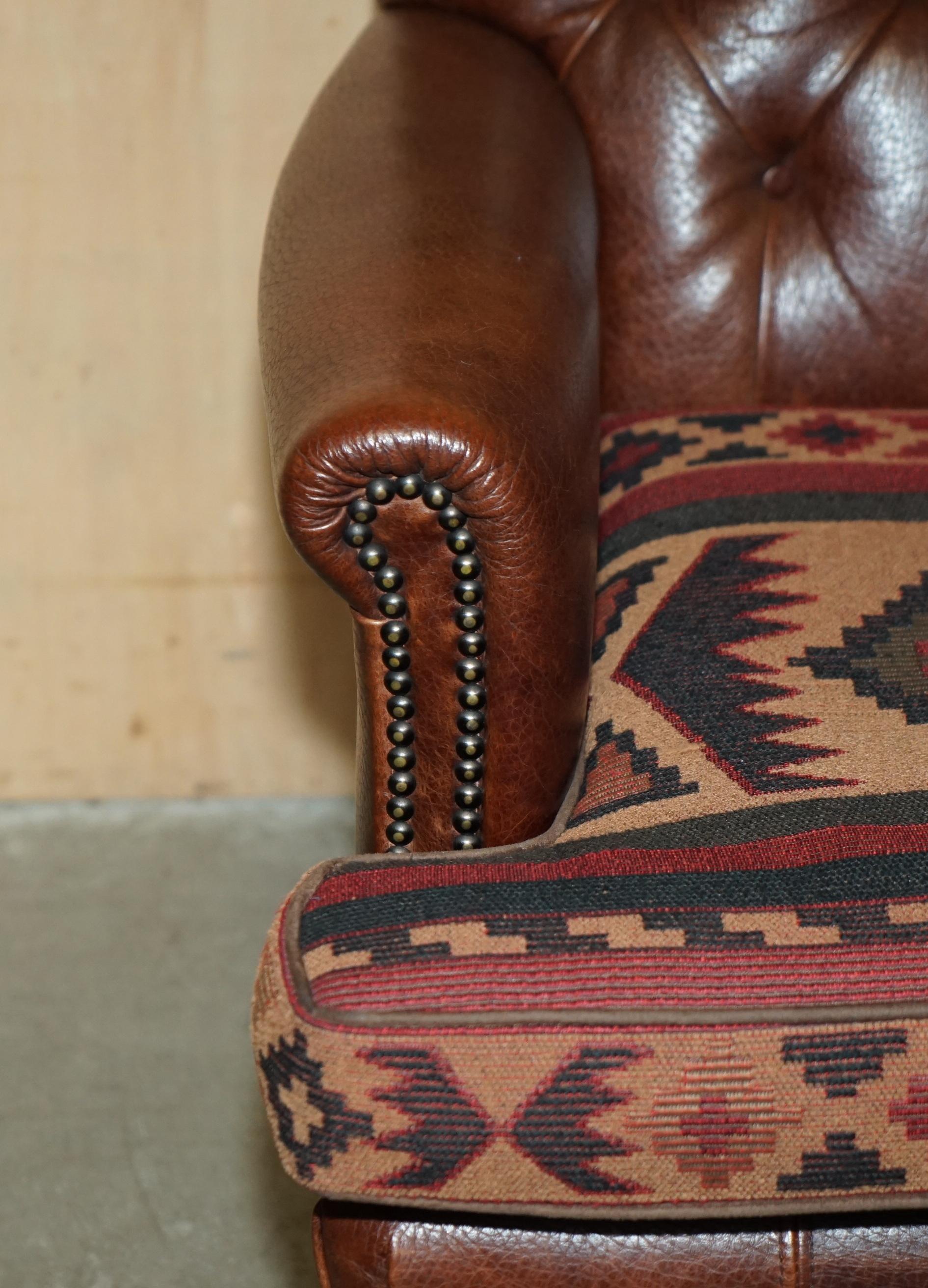 Pelle POLTRONE DI CHEsterfield IN PELLE MARRONE CON TESSUTO DI KILIM E FEDELTÀ in vendita