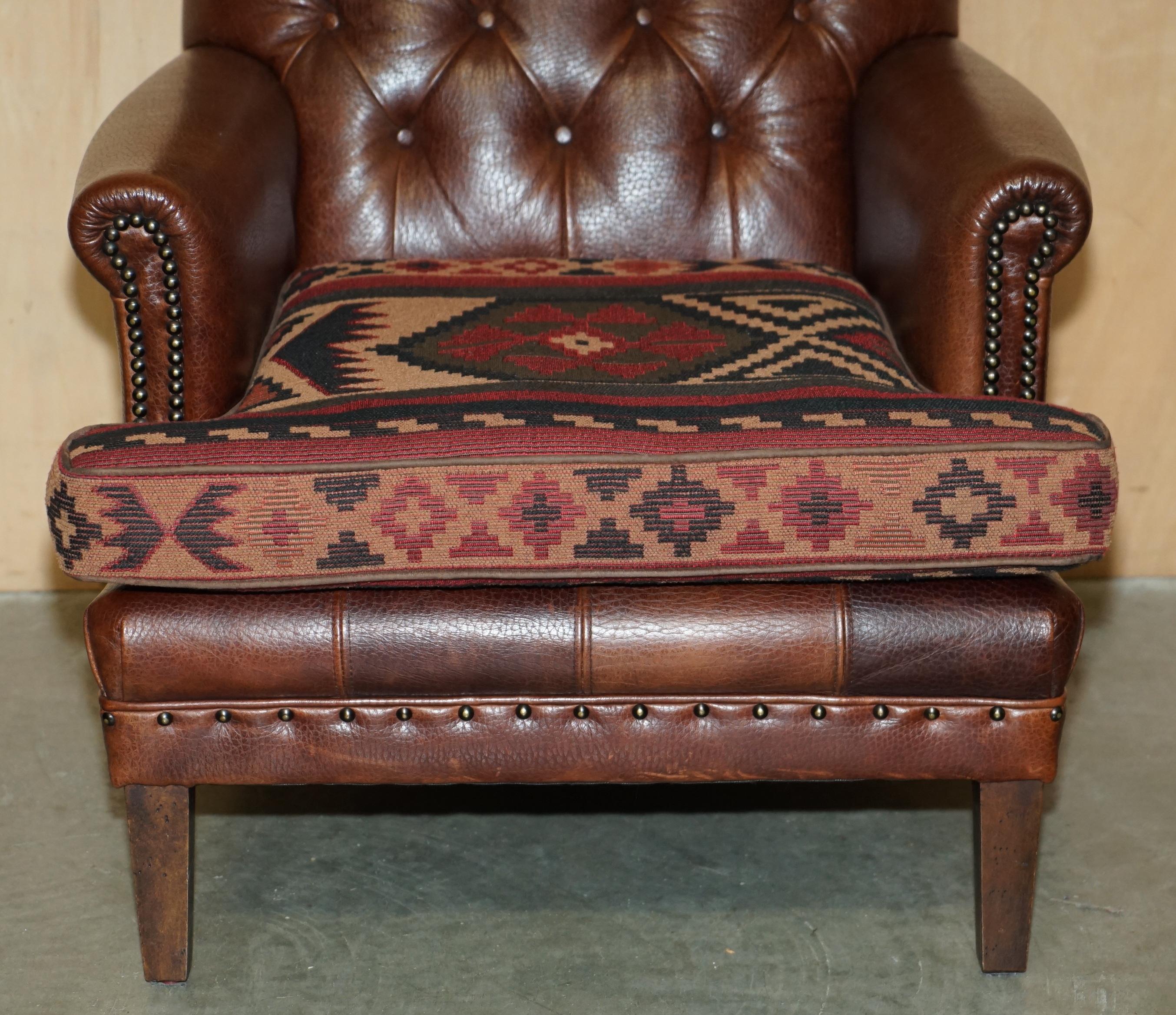 POLTRONE DI CHEsterfield IN PELLE MARRONE CON TESSUTO DI KILIM E FEDELTÀ in vendita 1