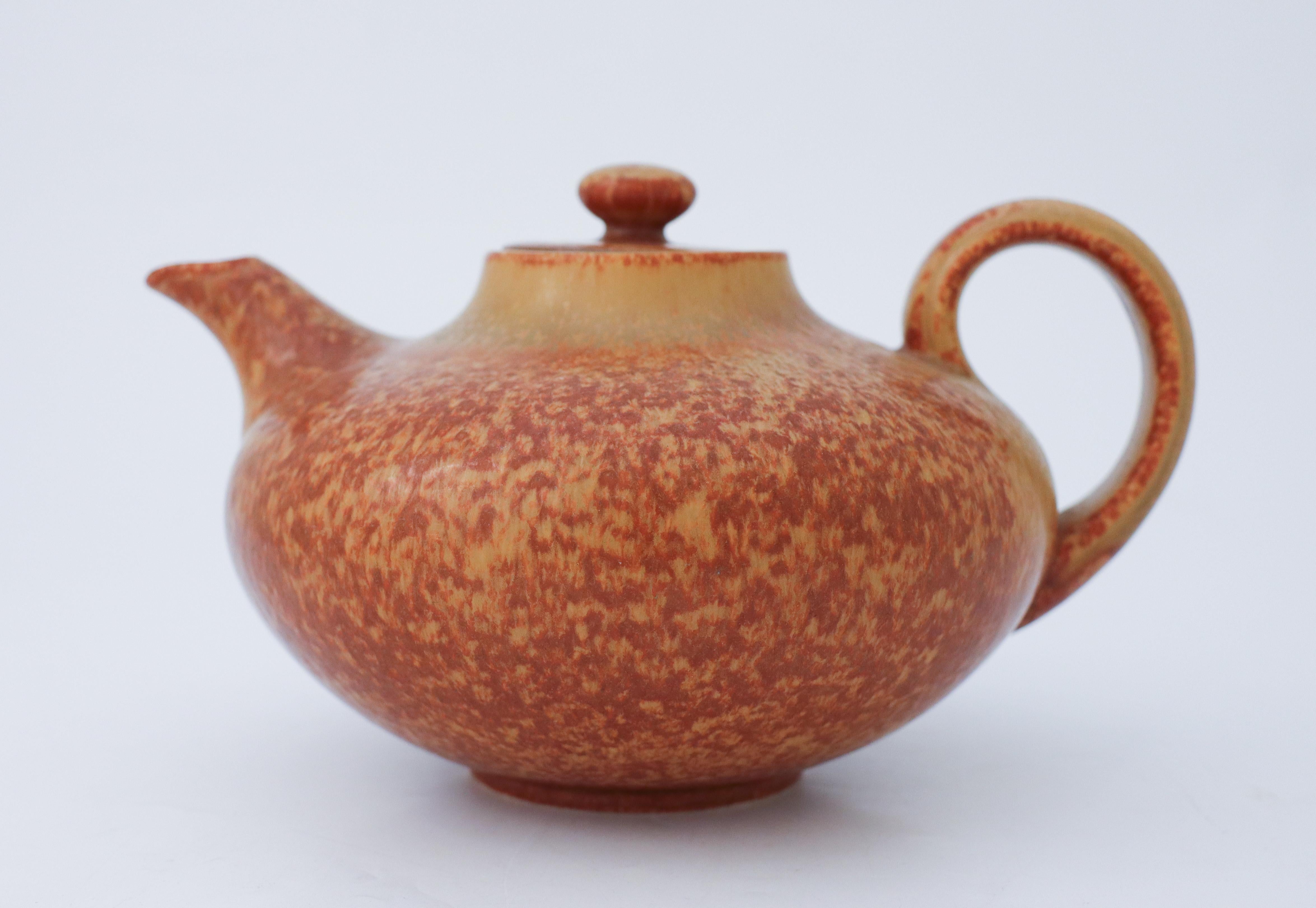 A lovely brown teapot designed by Gunnar Nylund at Rörstrand. It is 11.5 cm high and 20.5 cm long and in mint condition. The teapot is marked as 1st quality. 

 