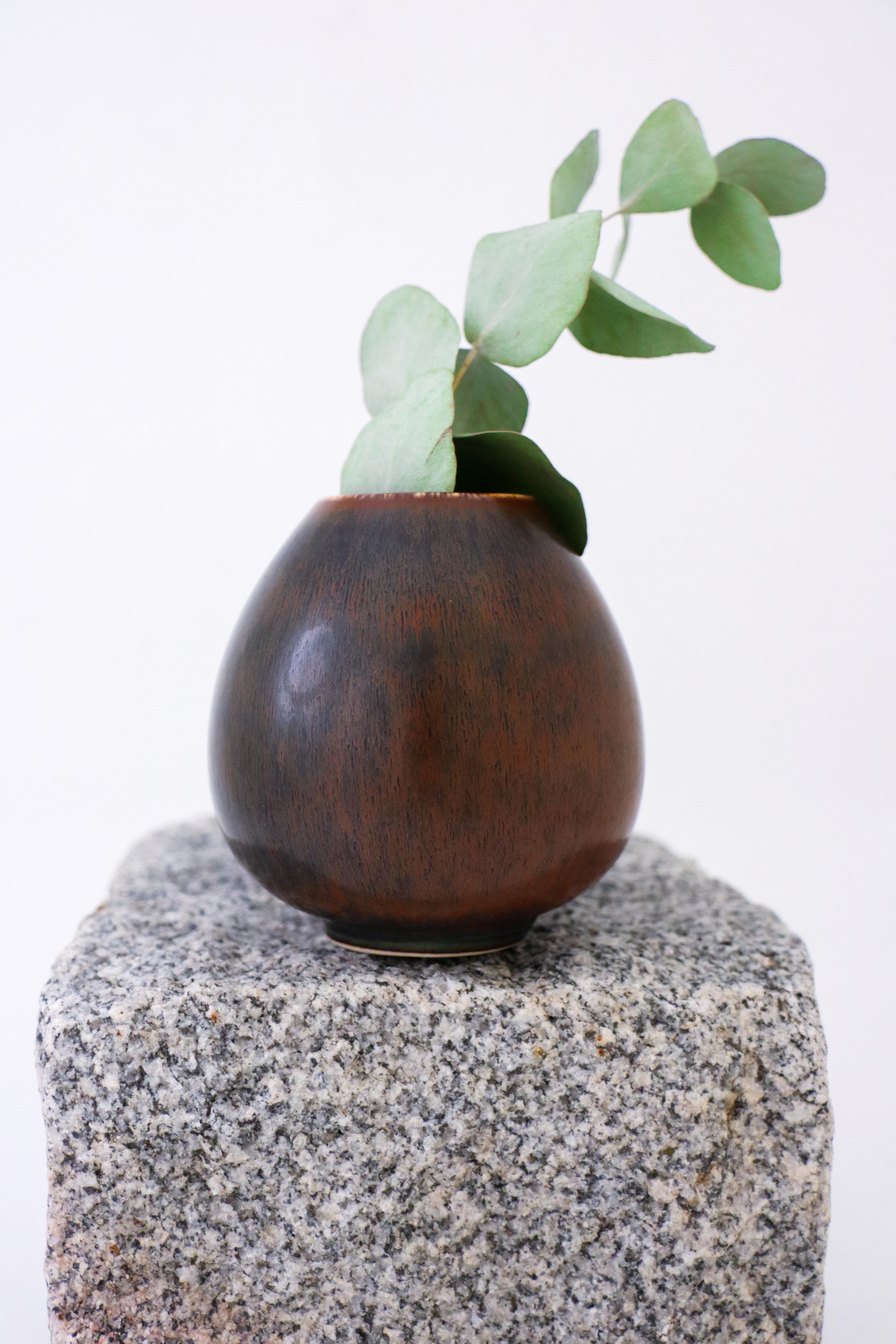 A lovely brown ceramic vase probably designed by Eva Staehr Nielsen at Saxbo. The vase is 9.5 cm (3.8