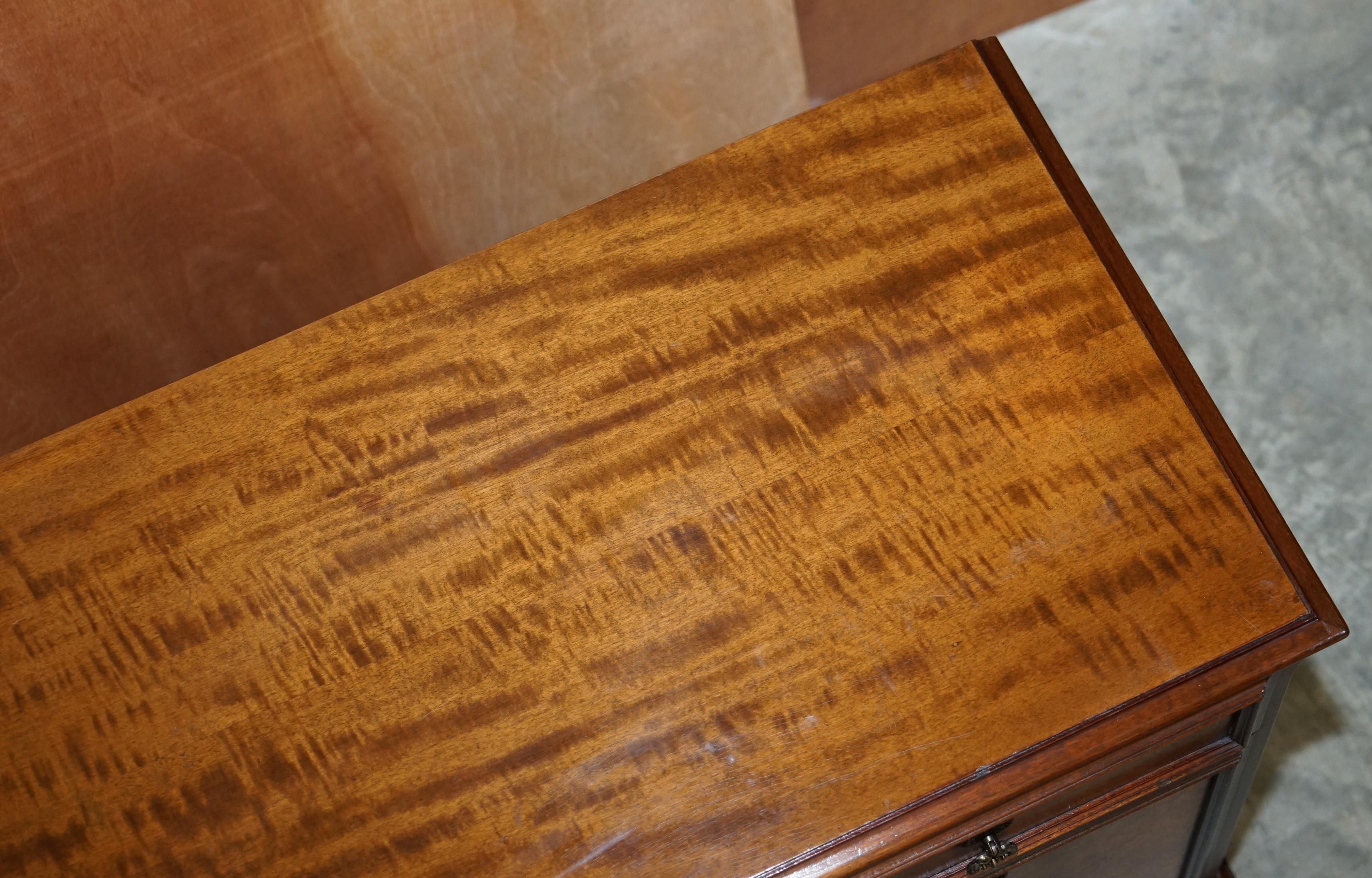 Schönes Sideboard aus Nussbaumholz im Wurzelholz- und Quarzschliff mit zwei Schubladen und einem Sockel (20. Jahrhundert) im Angebot