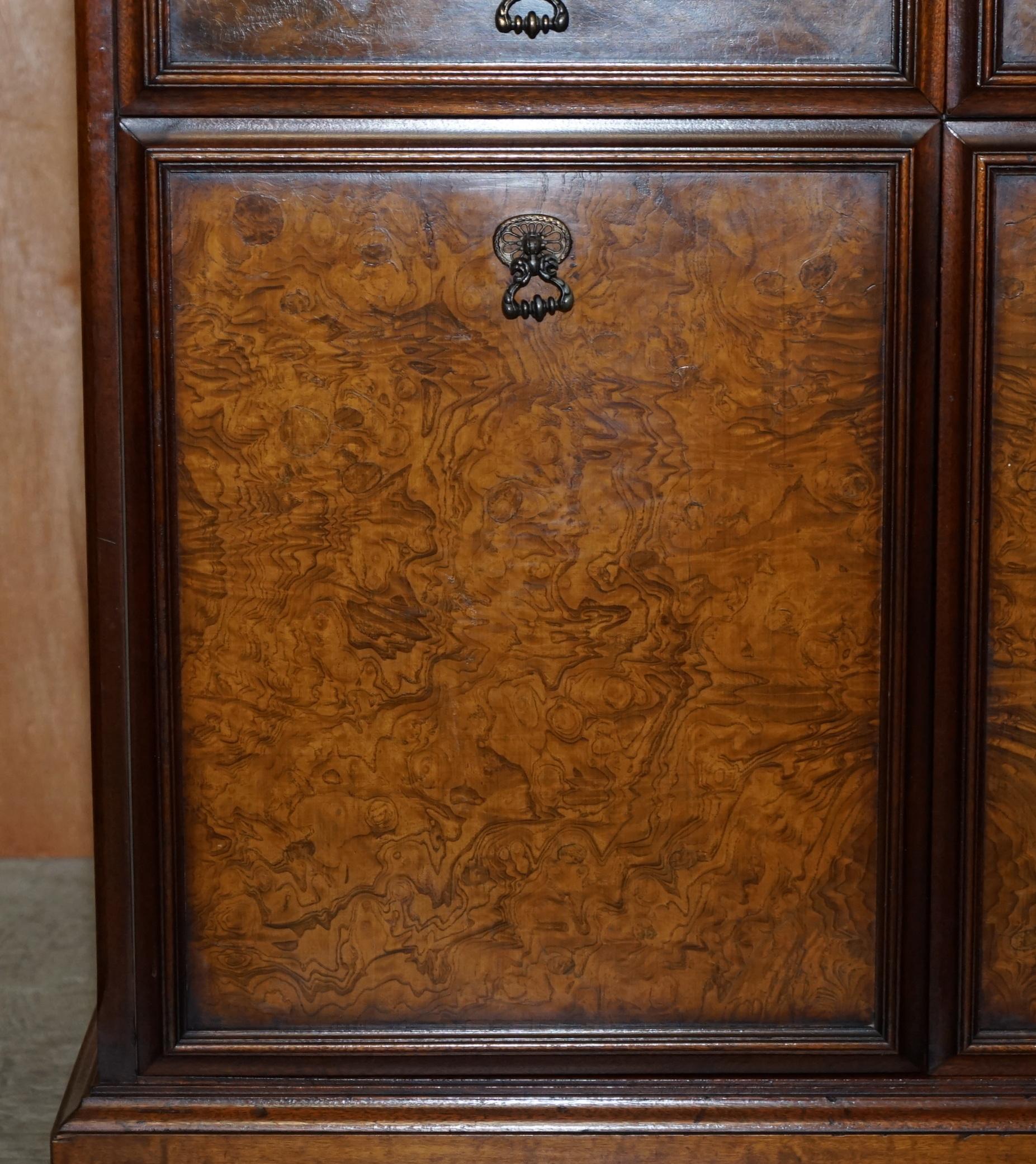 Noce Bellissima credenza in radica e noce tagliata al quarto con cassetti gemelli e base per armadio in vendita