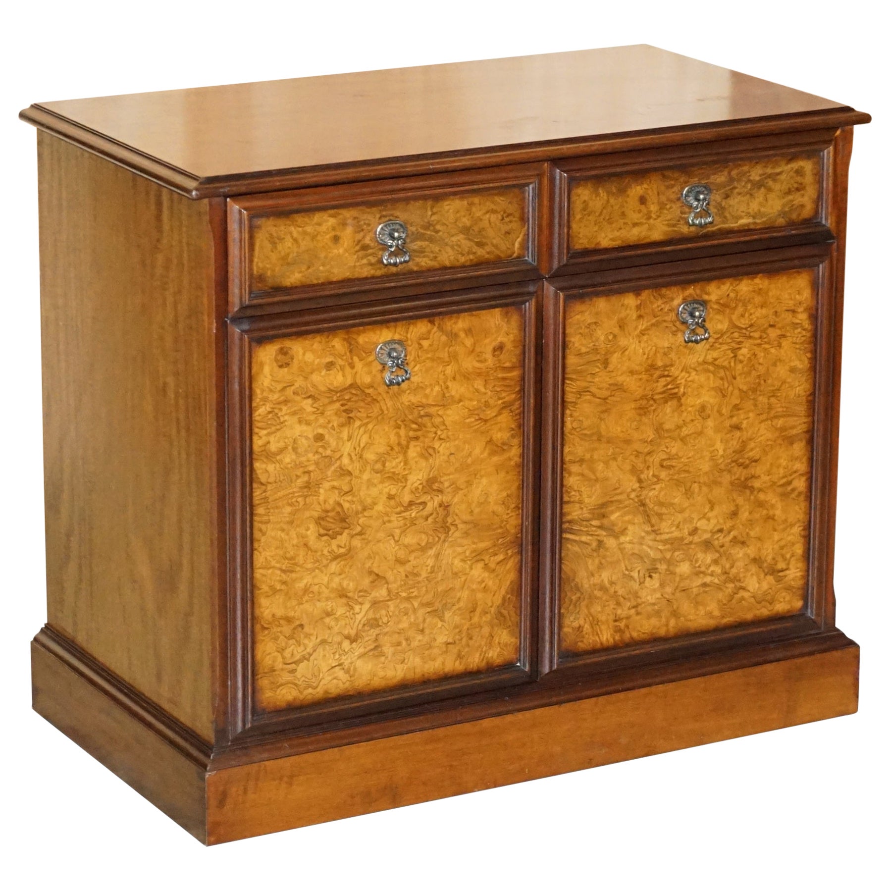 Bellissima credenza in radica e noce tagliata al quarto con cassetti gemelli e base per armadio