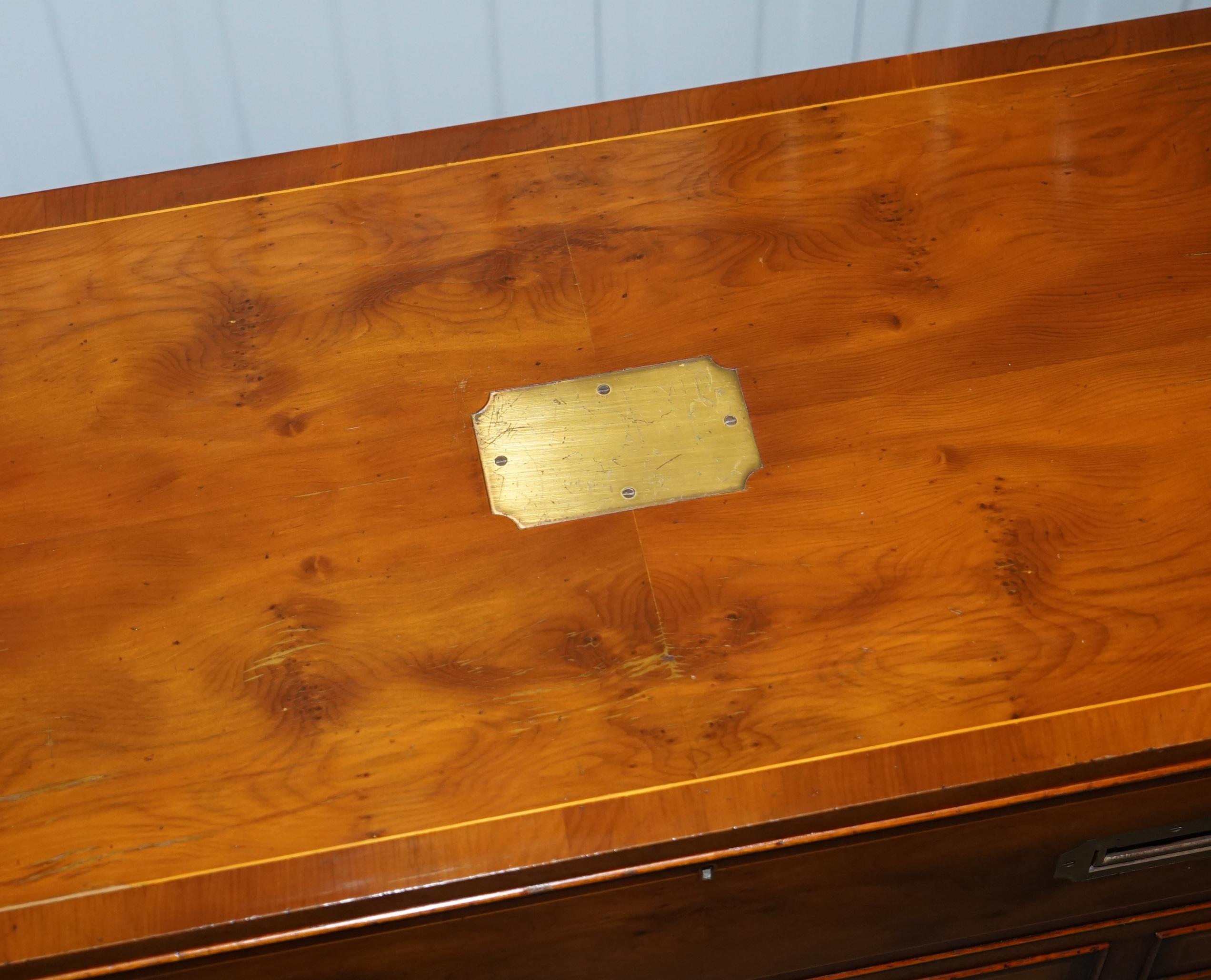 Lovely Burr Yew Wood Military Campaign Chest of Drawers Built in Drop Front Desk (Handgefertigt)