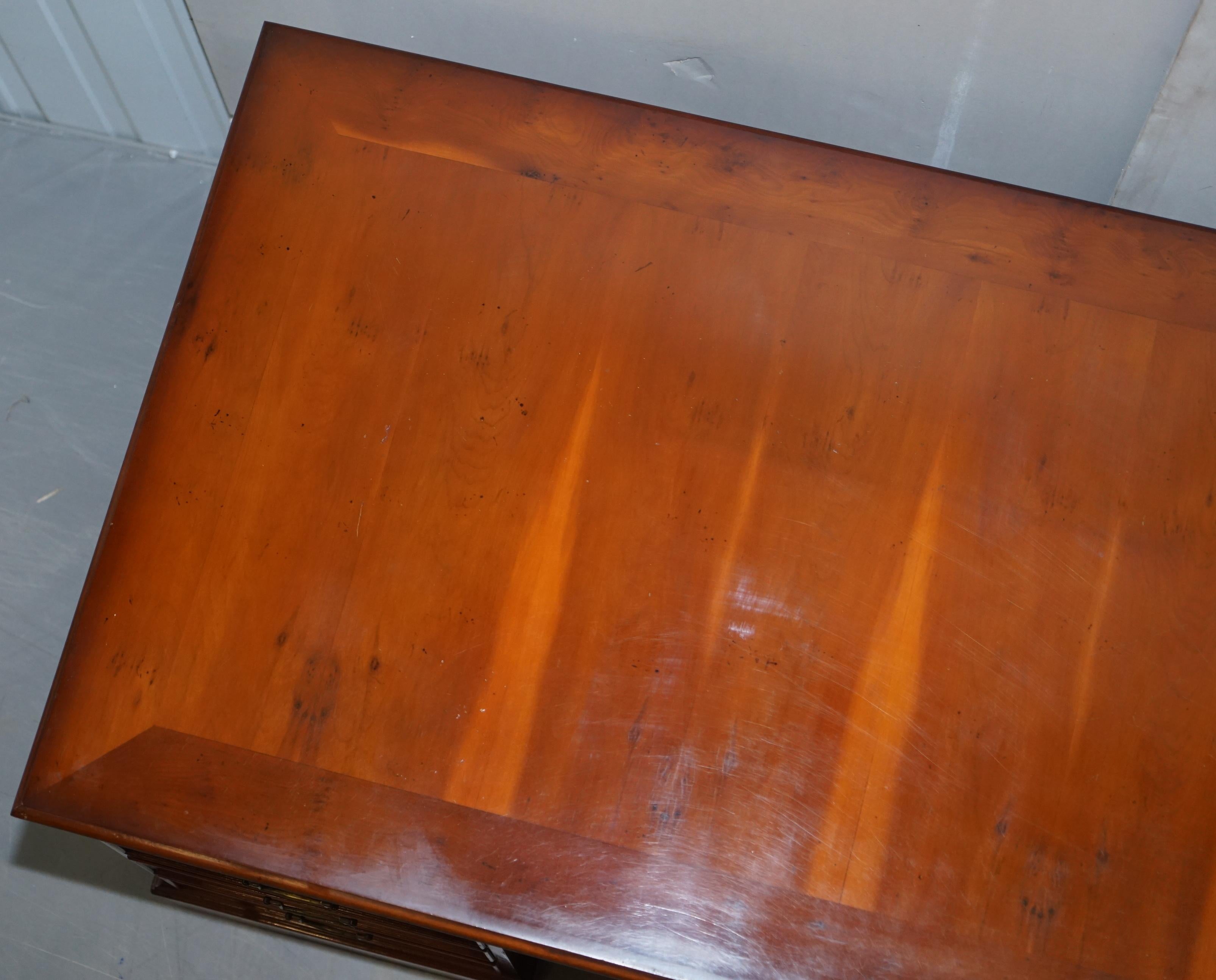 Einzigartiger Partner-Schreibtisch aus Wurzelholz mit verzierter, verschnörkelter Holzplatte im Angebot 3
