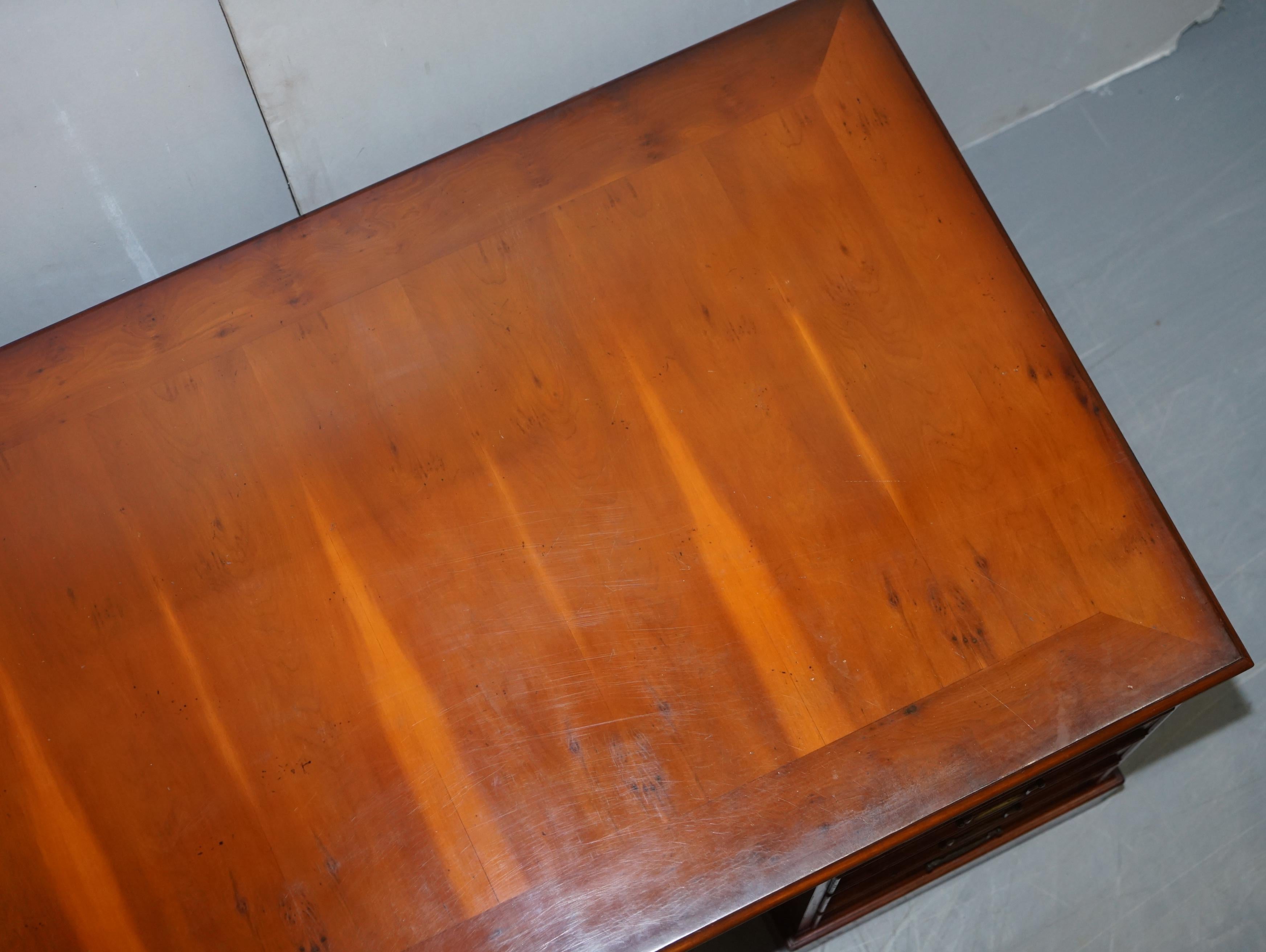 Einzigartiger Partner-Schreibtisch aus Wurzelholz mit verzierter, verschnörkelter Holzplatte im Angebot 4