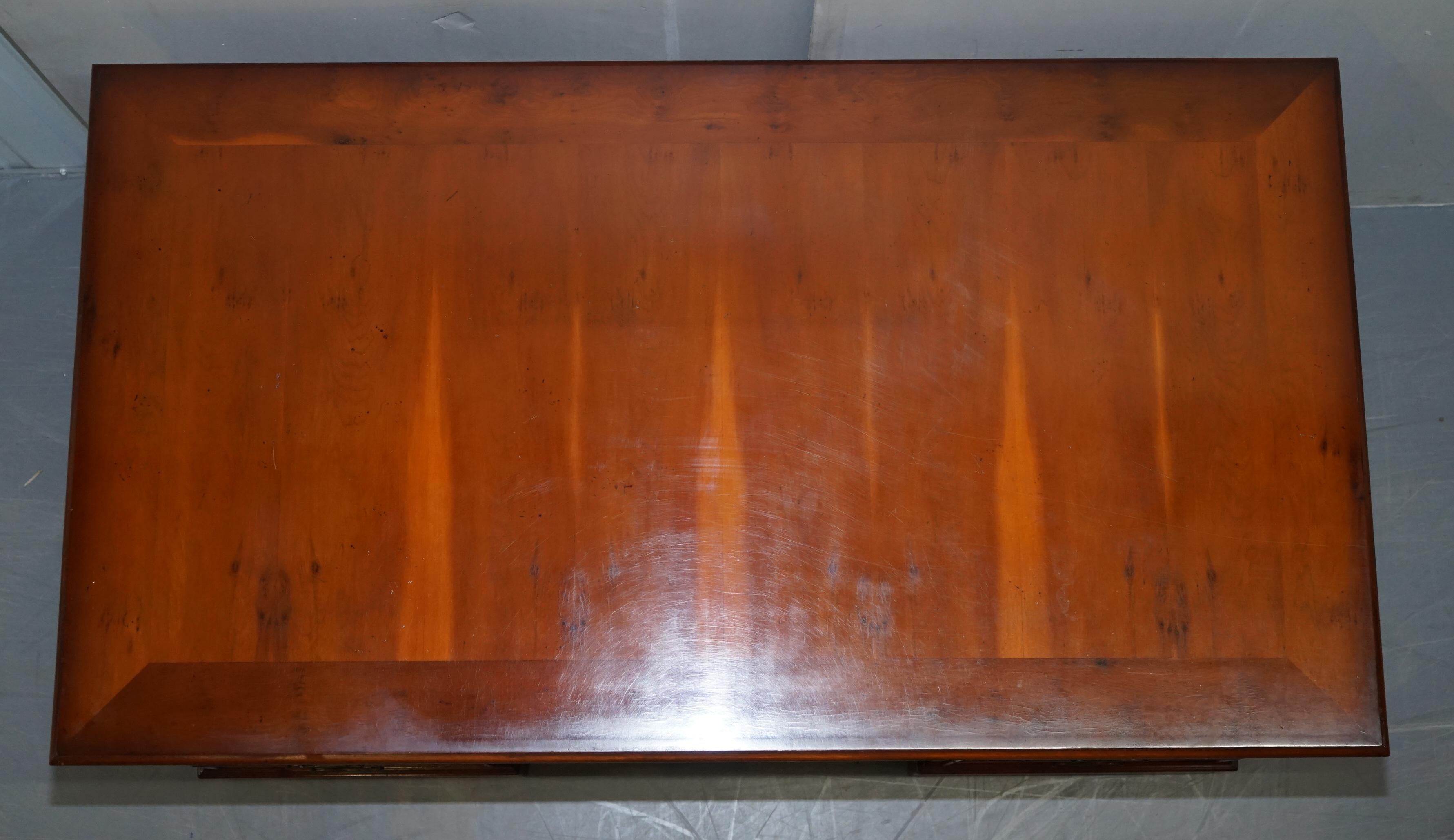 Einzigartiger Partner-Schreibtisch aus Wurzelholz mit verzierter, verschnörkelter Holzplatte im Angebot 2