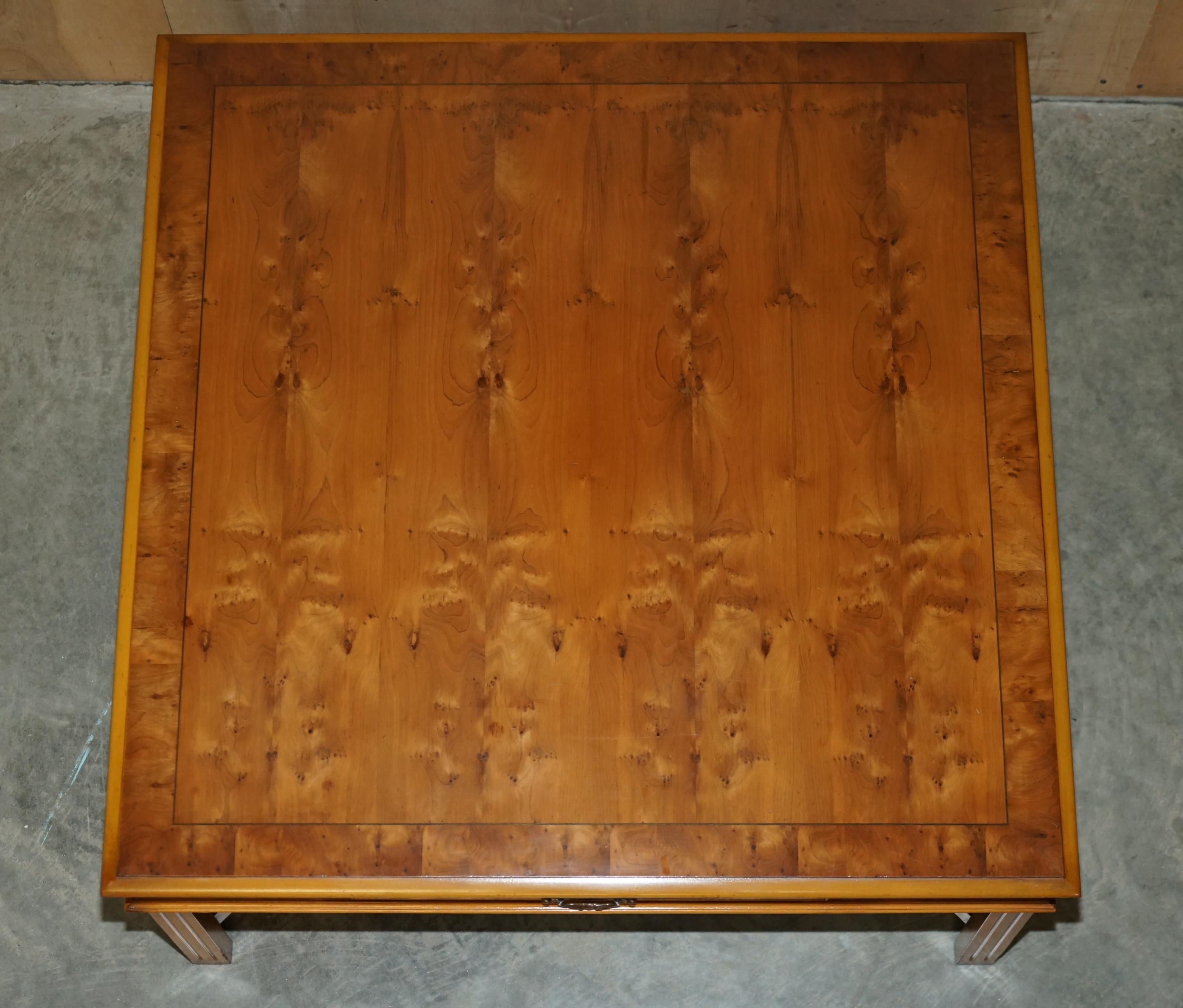 LOVELY BURR YEW WOOD TABLE COFFEE TABLE WiTH THOMAS CHIPPENDALE STRETCHES en vente 4
