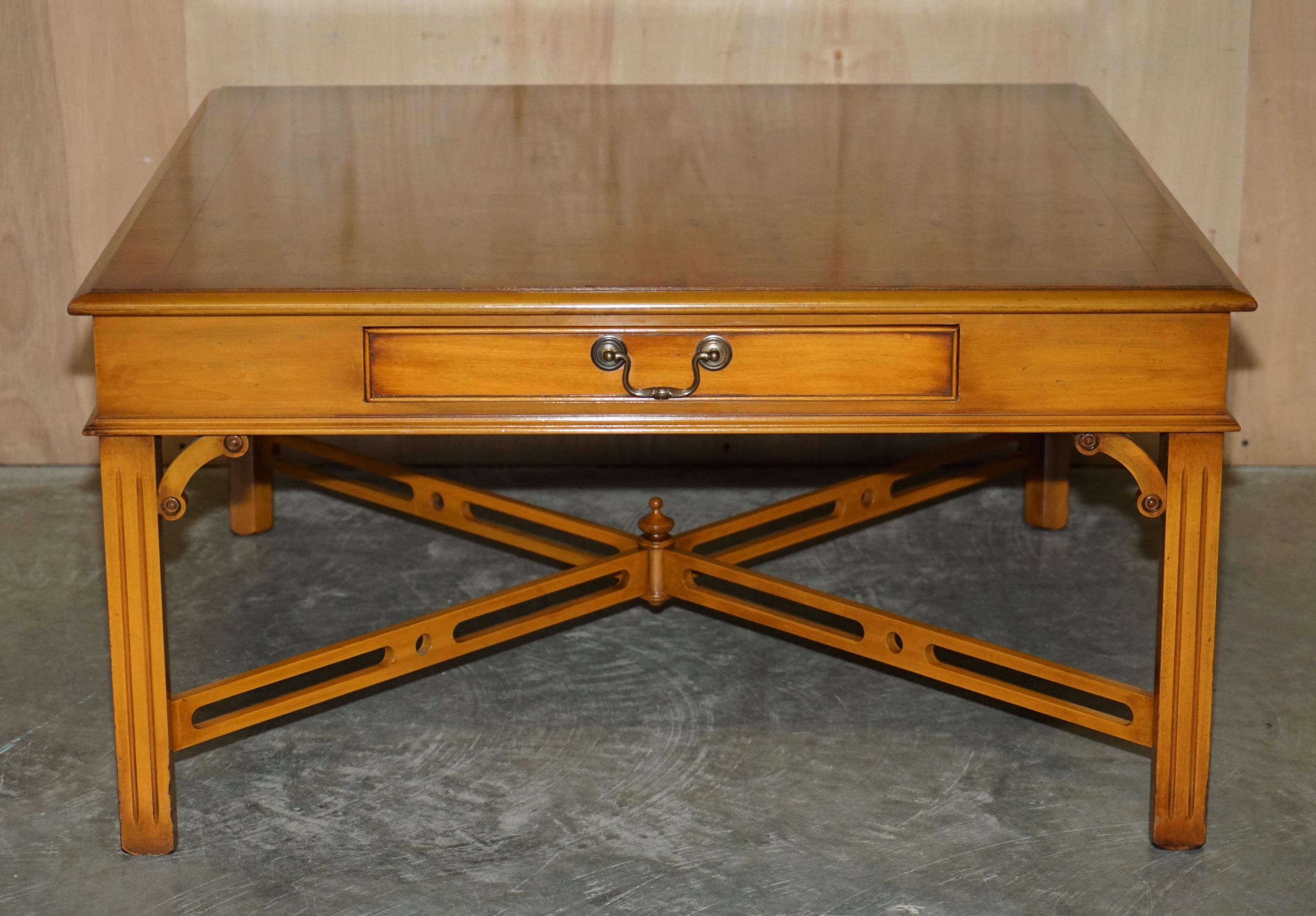 Country LOVELY BURR YEW WOOD TABLE COFFEE TABLE WiTH THOMAS CHIPPENDALE STRETCHES en vente