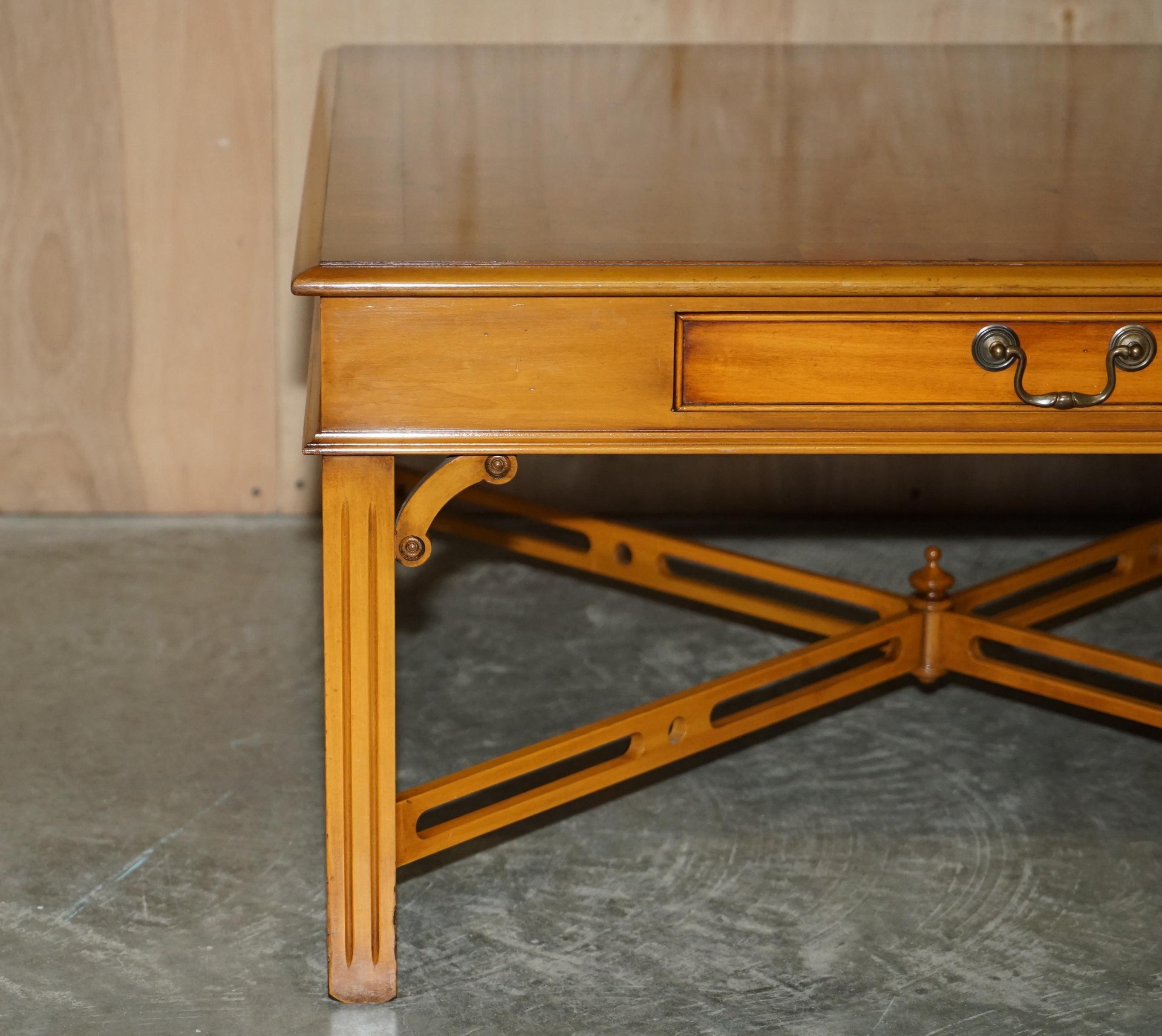 Anglais LOVELY BURR YEW WOOD TABLE COFFEE TABLE WiTH THOMAS CHIPPENDALE STRETCHES en vente