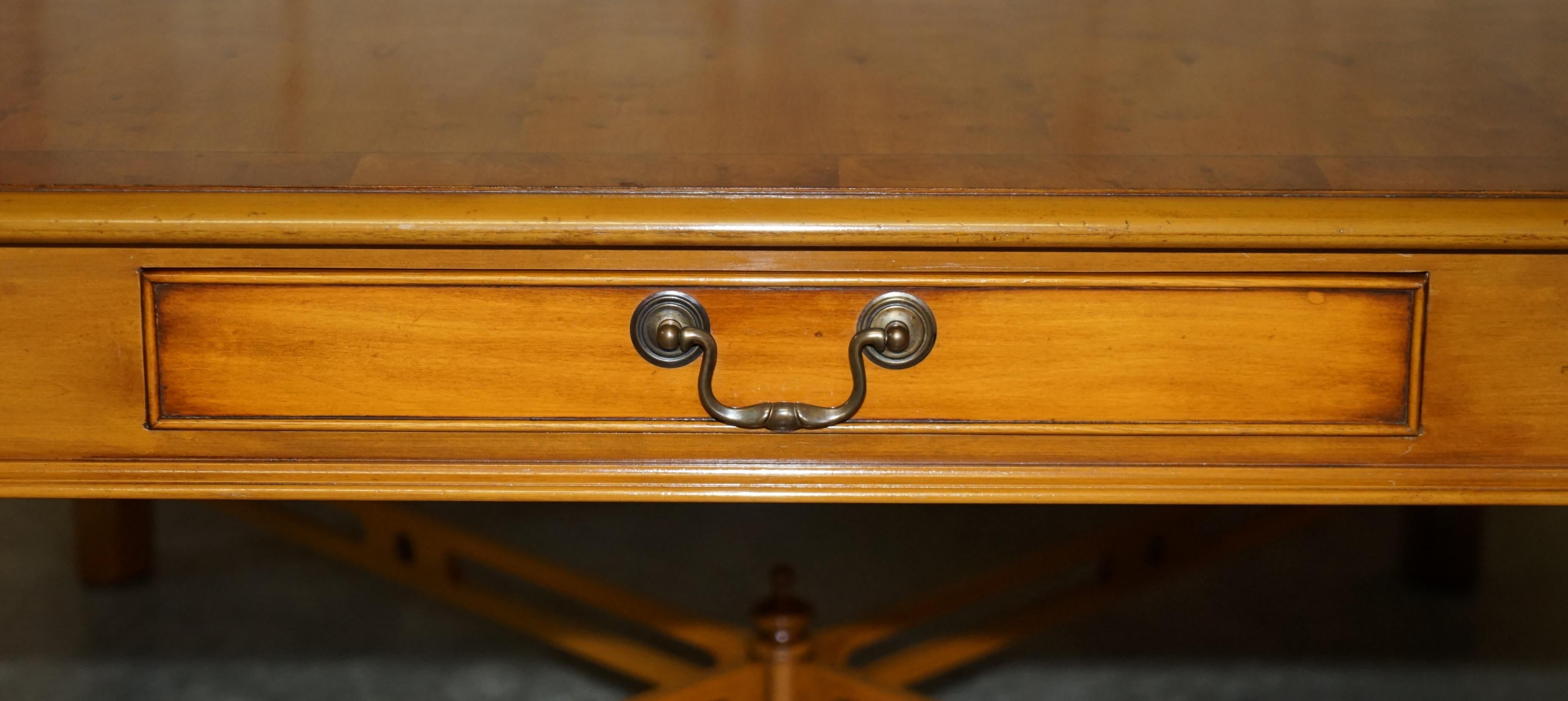 If LOVELY BURR YEW WOOD TABLE COFFEE TABLE WiTH THOMAS CHIPPENDALE STRETCHES en vente