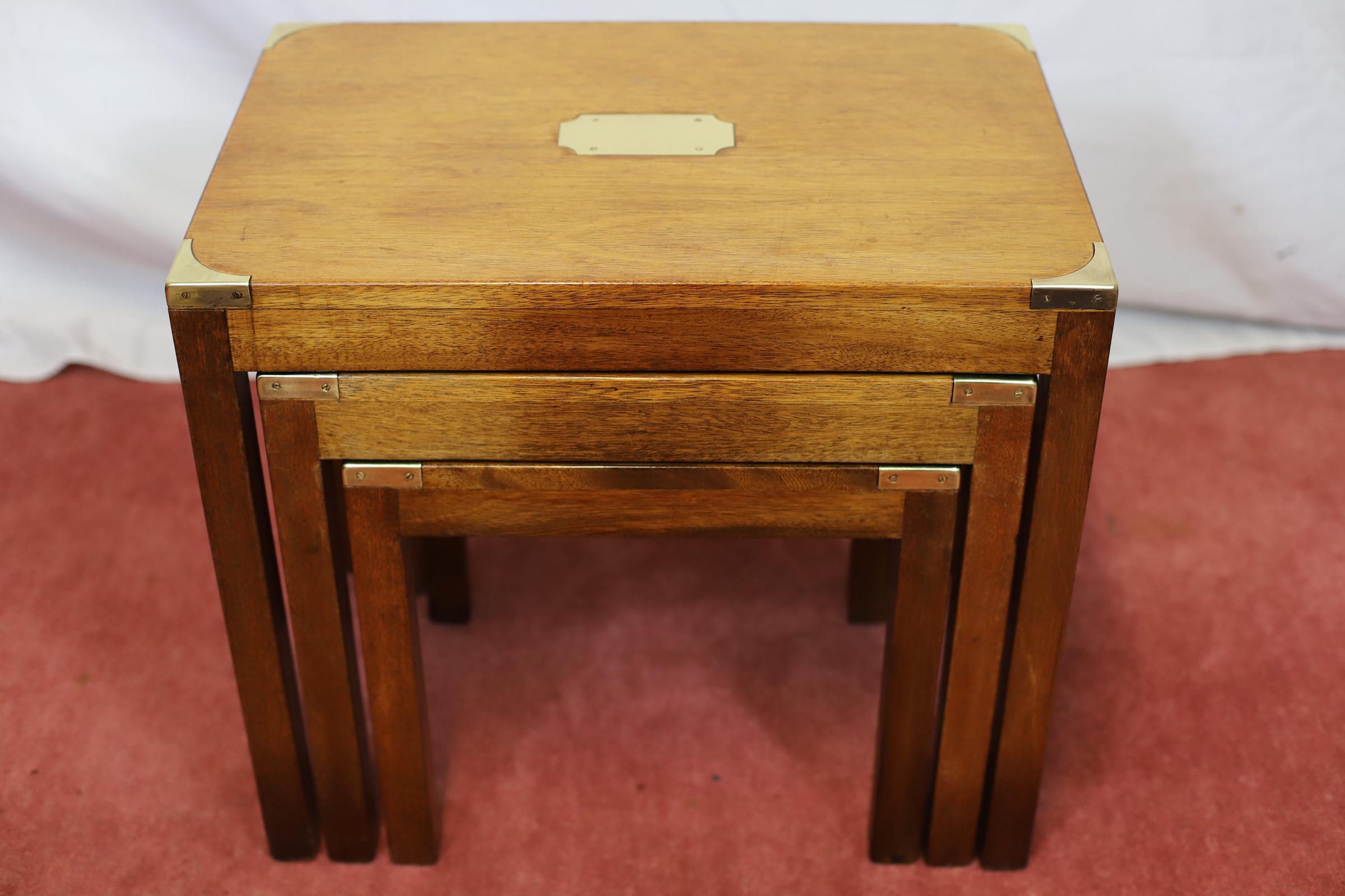 Stunning antique military campaign style nest of three tables in mahogany and brass , made in England between 1950-1960 with brass corners and inlaid brass plaque in amazing condition .

Don't hesitate to contact me if you have any