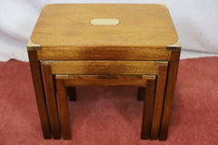 Charmant ensemble de trois tables de style Campaigner