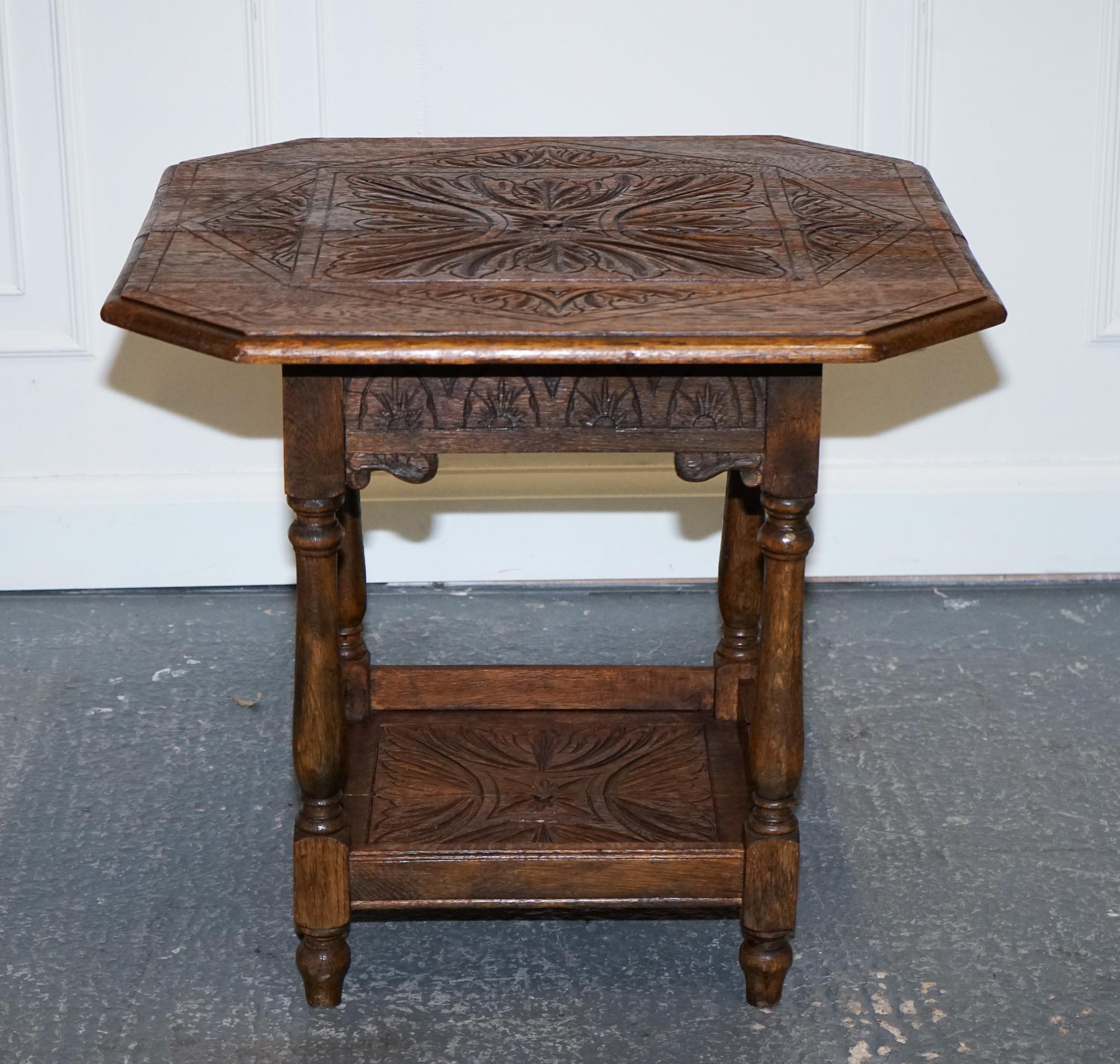Britannico BEL TAVOLO DI ROVERE GOTHIC intagliato in vendita